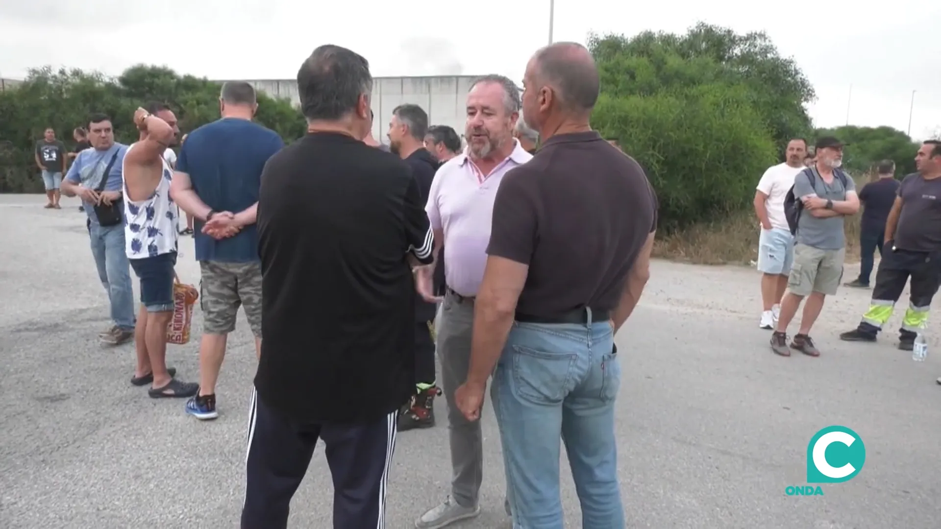 El secretario provincial de Cádiz de Industria de UGT, Antonio Montoro, con trabajadores del metal. El secretario provincial de Cádiz de Industria de UGT, Antonio Montoro, con trabajadores del metal.