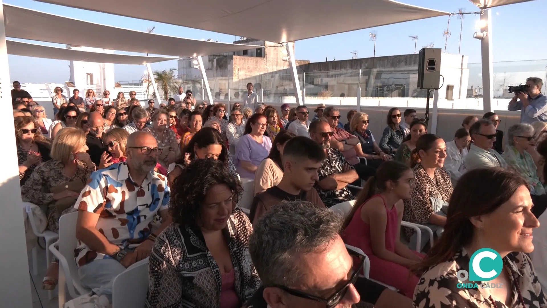 Público disfrutando de uno de los conciertos en la terraza de la Fundación Unicaja de Cádiz. Público disfrutando de uno de los conciertos en la terraza de la Fundación Unicaja de Cádiz.