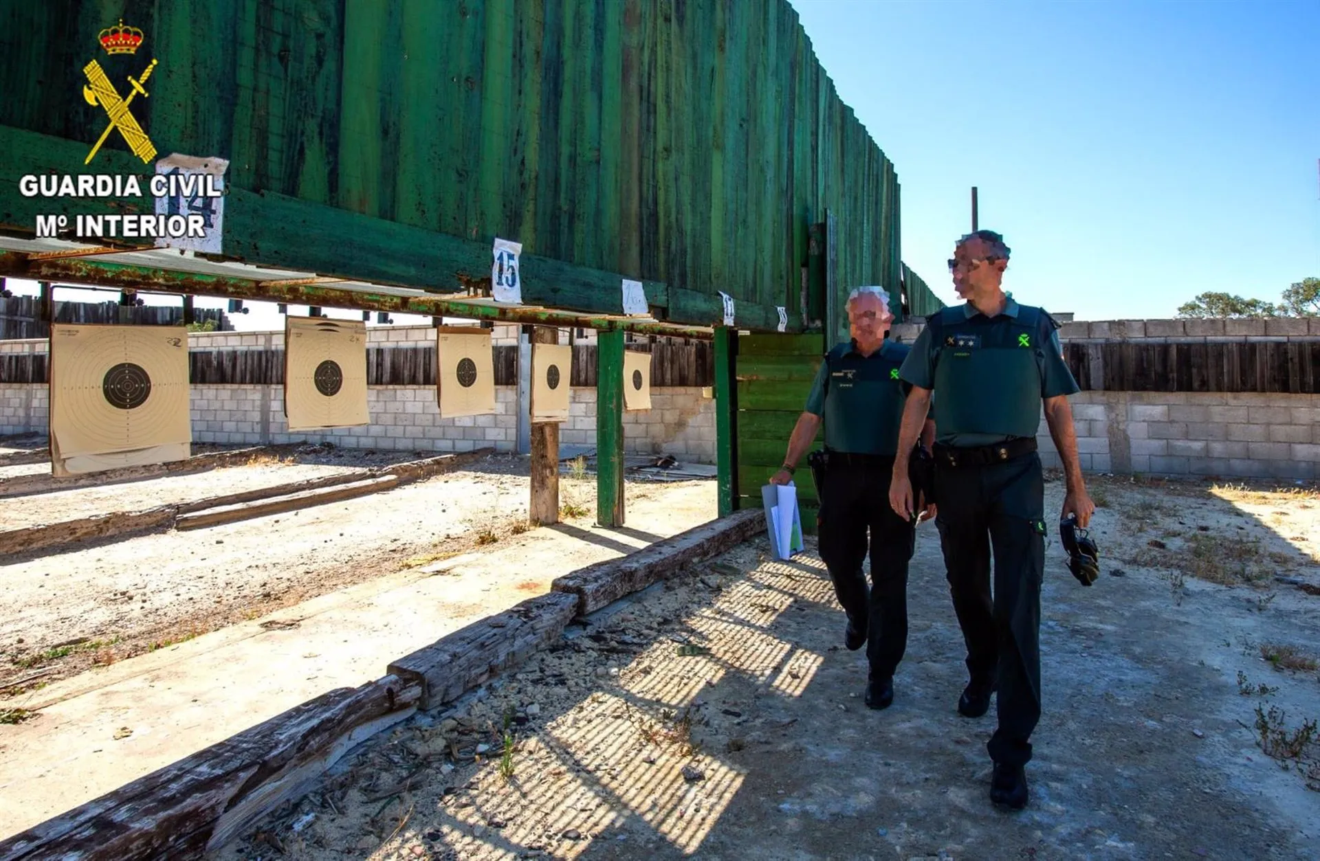 Agentes de la Guardia Civil de Cádiz en un operativo contra informes médicos fraudulentos. Agentes de la Guardia Civil de Cádiz en un operativo contra informes médicos fraudulentos.