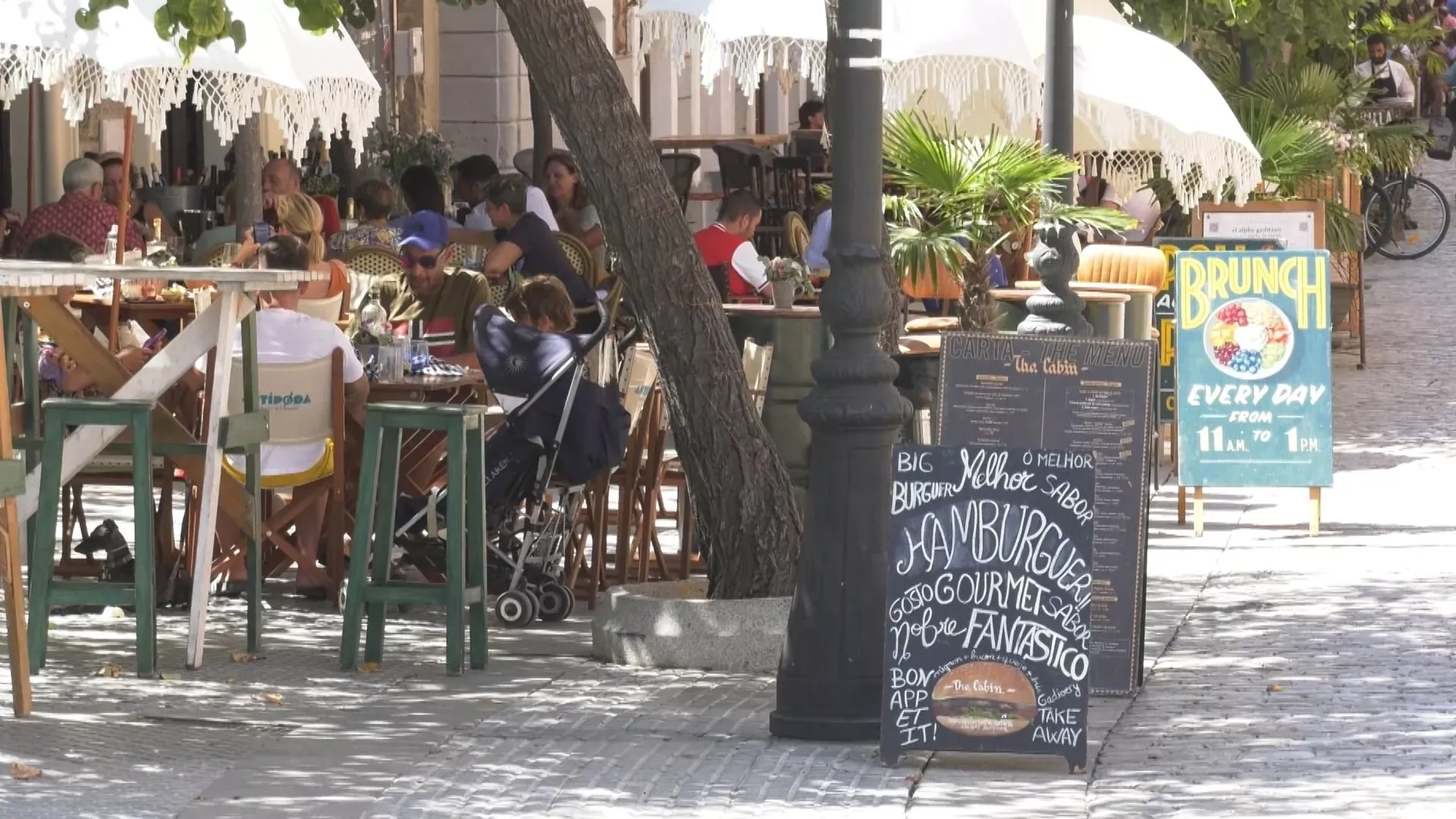 Servicios lidera la bajada del paro en sectores en la comunidad autónoma andaluza. 