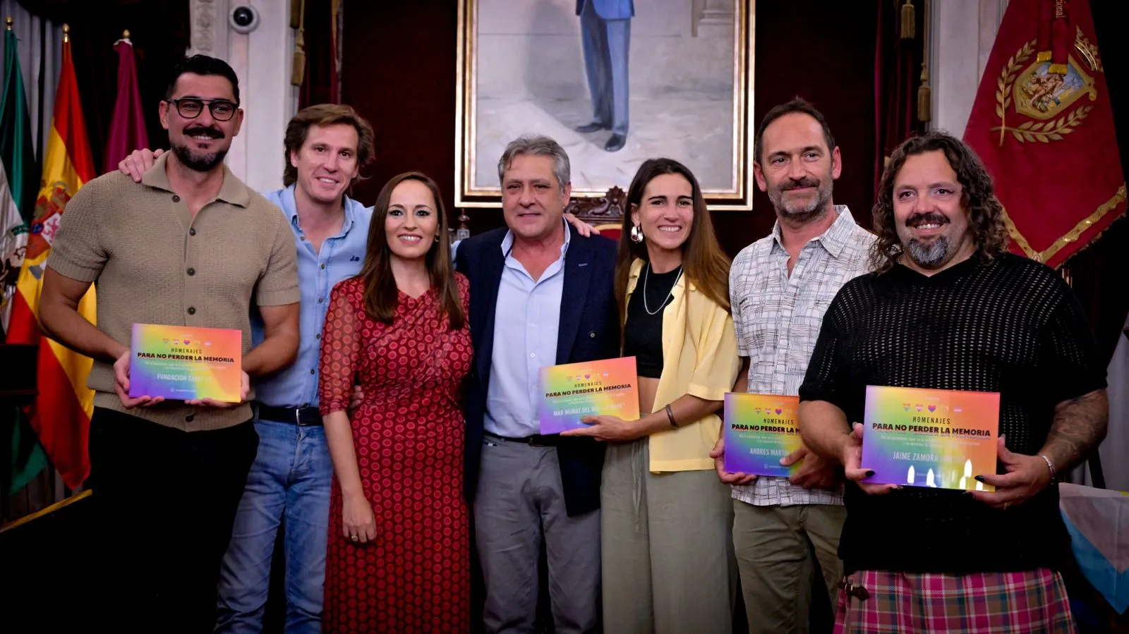 Los homenajeados con las autoridades tras finalizar el acto Los homenajeados con las autoridades tras finalizar el acto