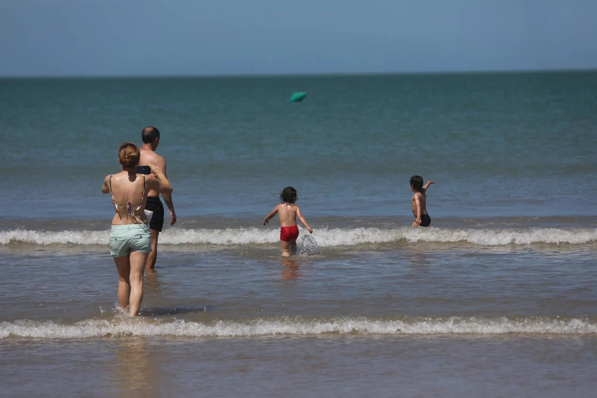 Bañistas en la playa de la Valdelagrana, en El Puerto de Santa María. Bañistas en la playa de la Valdelagrana, en El Puerto de Santa María.