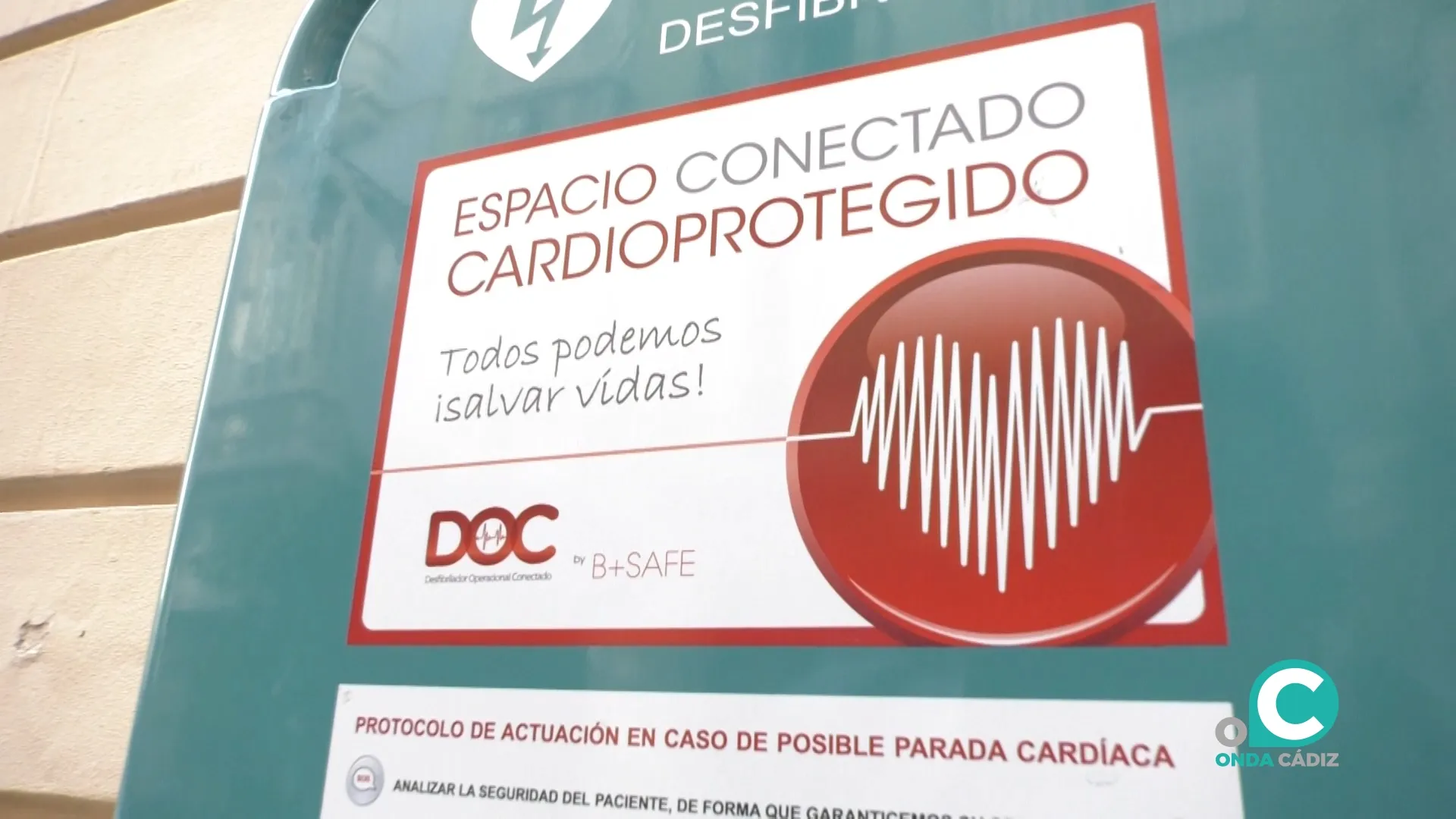 El desfibrilador es crucial en casos de paro cardíaco. El desfibrilador es crucial en casos de paro cardíaco.