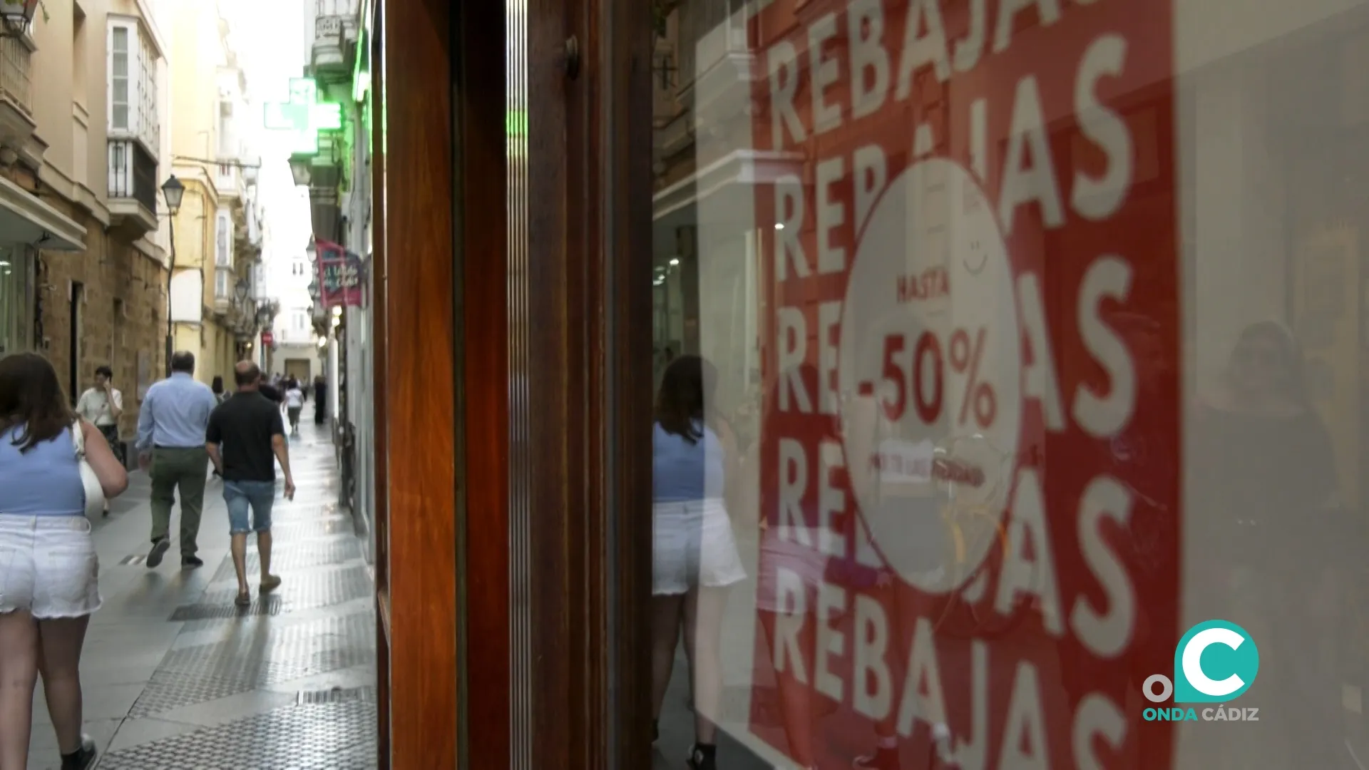 Un escaparate de un establecimiento de la capital promocionando el periodo de rebajas.