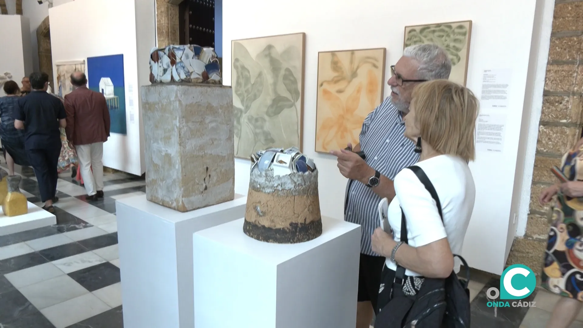 Momento de la inauguración de Sures Exhibition, una muestra colectiva que reunirá a más de 50 artistas y creadores en el claustro y salas del Palacio de la Diputación. Momento de la inauguración de Sures Exhibition, una muestra colectiva que reunirá a más de 50 artistas y creadores en el claustro y salas del Palacio de la Diputación.