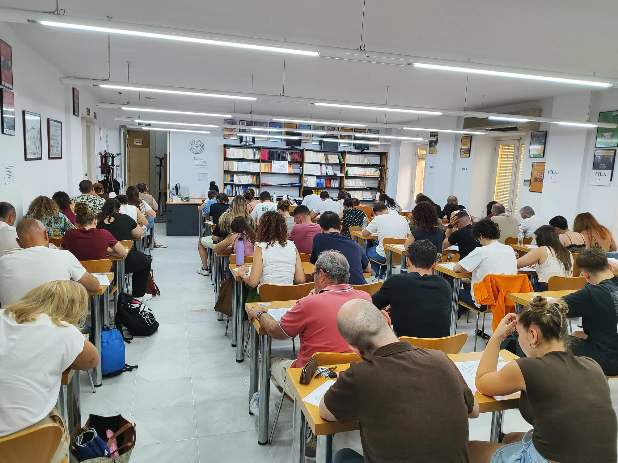 Estudiantes se presentan a los exámenes en la convocatoria ordinaria de la UNED de Cádiz. Estudiantes se presentan a los exámenes en la convocatoria ordinaria de la UNED de Cádiz.