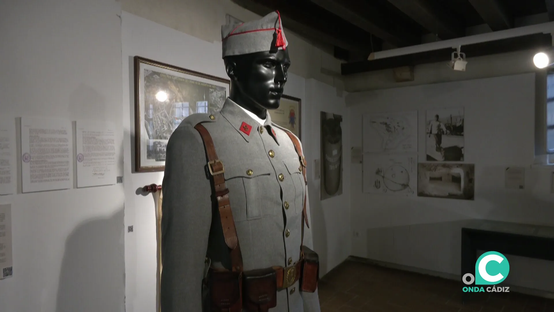 Imagen del uniforme histórico, utilizado entre 1935 y principios de la década de los 60, diseñado por el sastre Vicente Cerezo Casal. Imagen del uniforme histórico, utilizado entre 1935 y principios de la década de los 60, diseñado por el sastre Vicente Cerezo Casal.