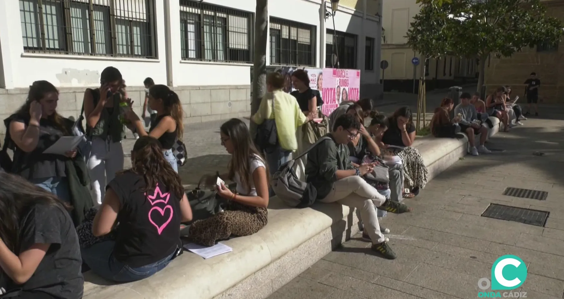 Estudiantes aguardan delante de la facultad de Medicina antes del inicio de los examenes Estudiantes aguardan delante de la facultad de Medicina antes del inicio de los examenes
