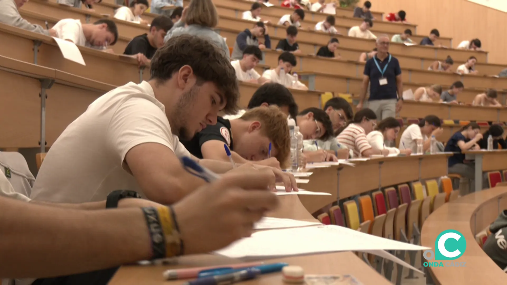 Estudiantes durante el desarollo de las pruebas efectuadas en el aula de la Facultad de Medicina Estudiantes durante el desarollo de las pruebas efectuadas en el aula de la Facultad de Medicina