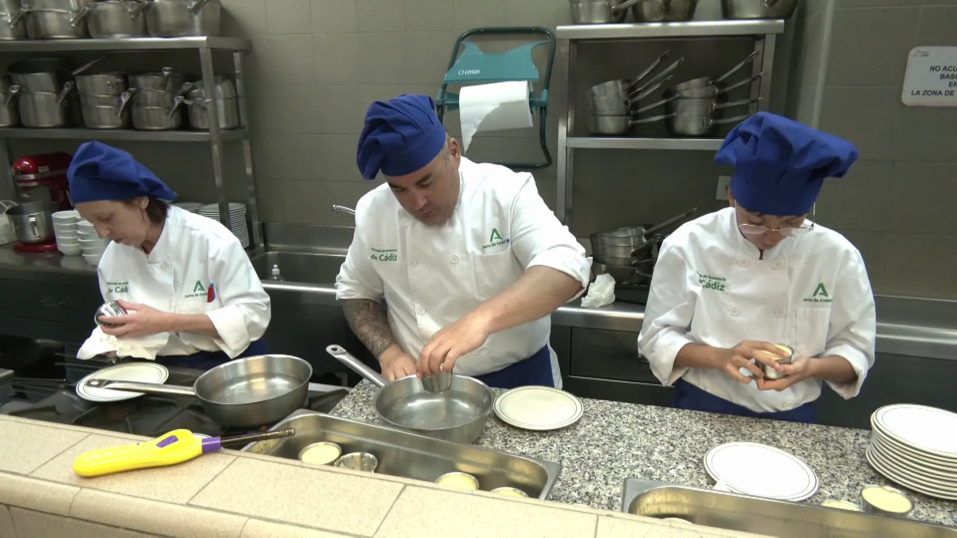 Algunos de los alumnos durante sus prácticas en la cocina Algunos de los alumnos durante sus prácticas en la cocina