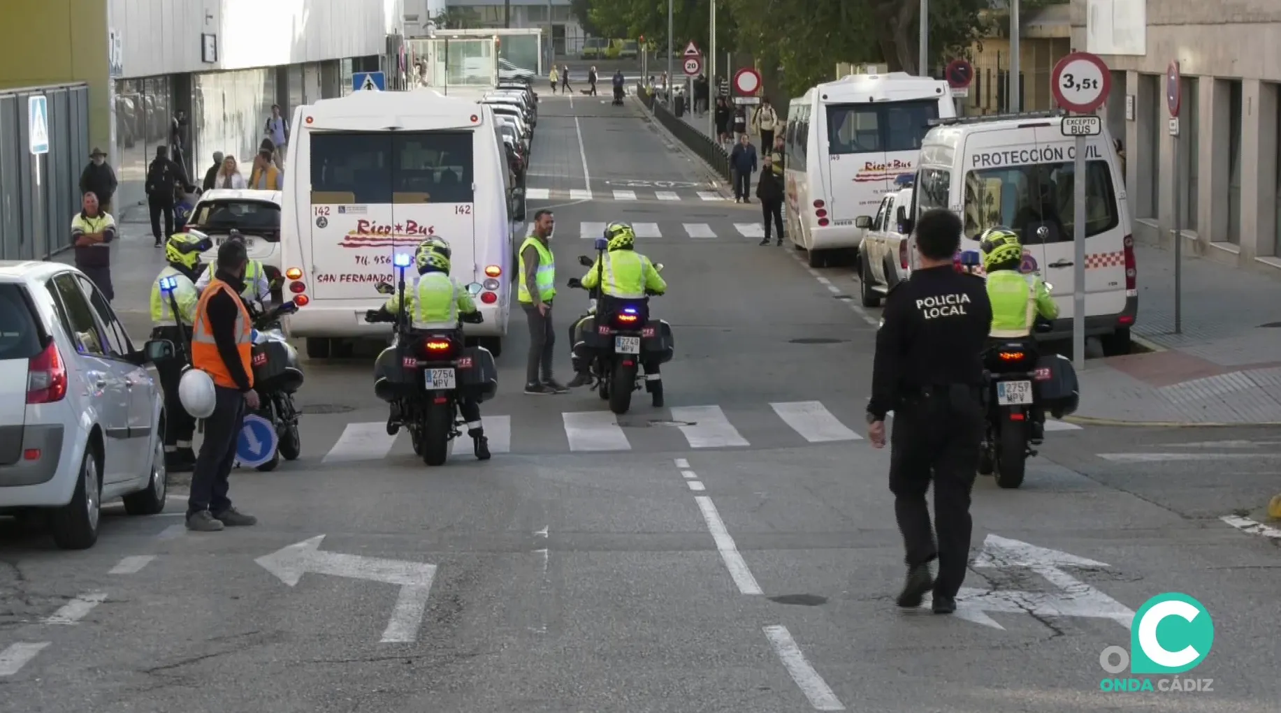 Agentes patrullando por al ciudad en una imagen de archivo Agentes patrullando por al ciudad en una imagen de archivo