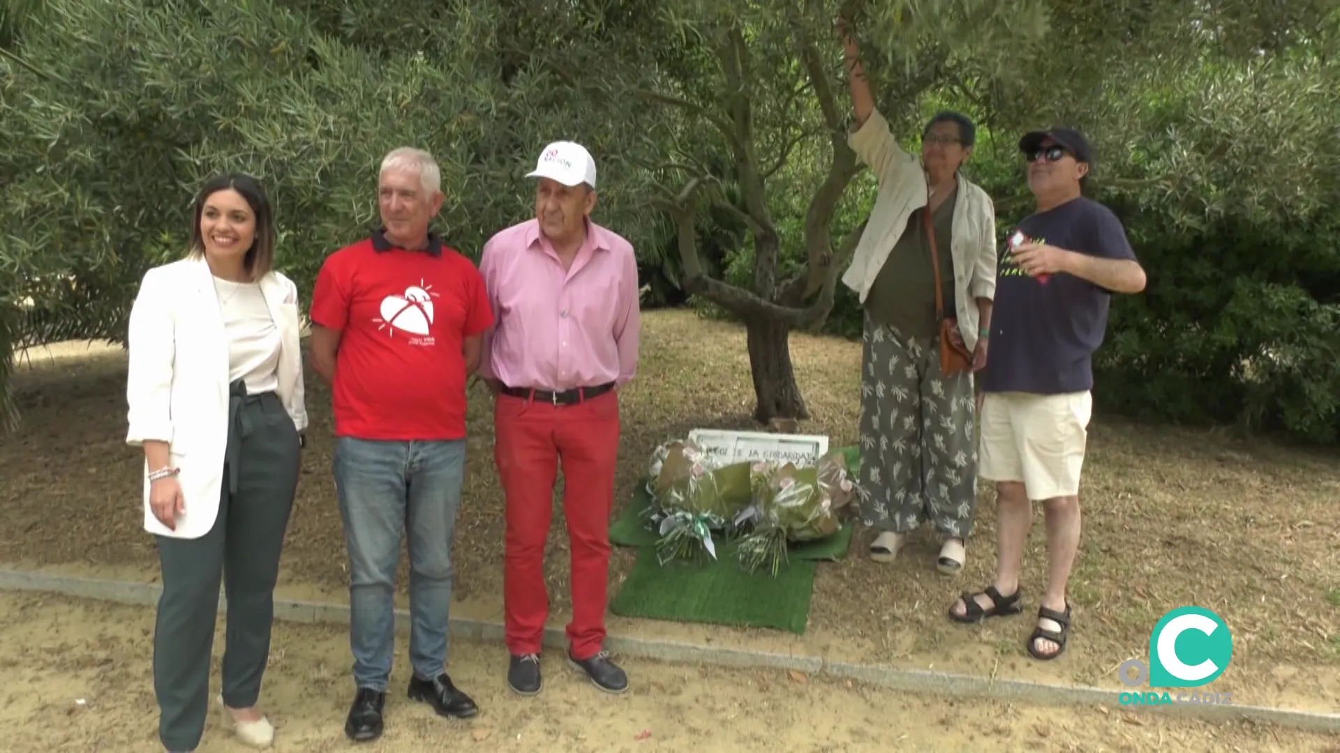 Protagonistas del acto tras la ofrenda en el arbol de la solidaridad Protagonistas del acto tras la ofrenda en el arbol de la solidaridad