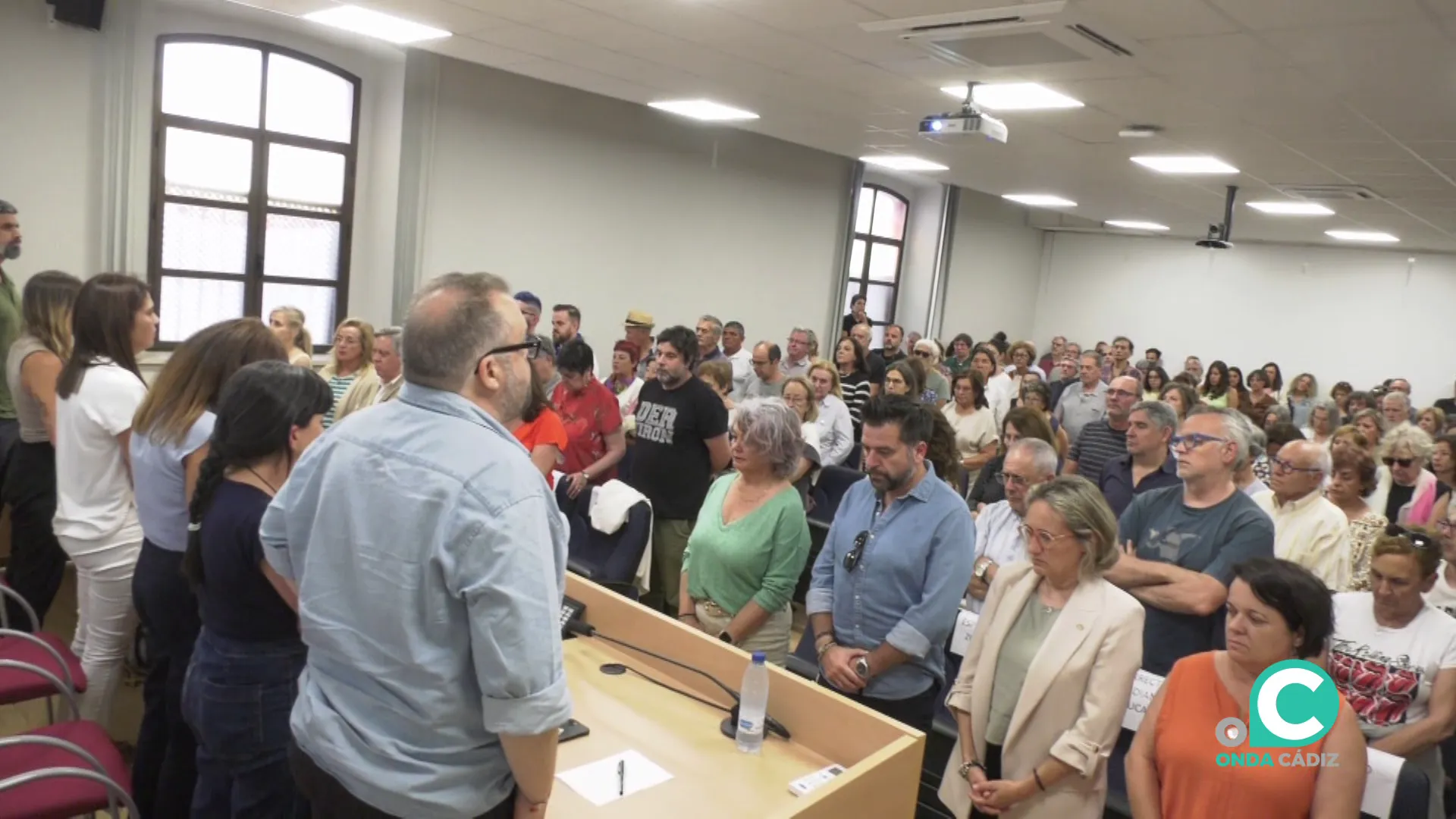 Minuto de silencio antes del comienzo del acto por las victimas del conflicto Minuto de silencio antes del comienzo del acto por las victimas del conflicto