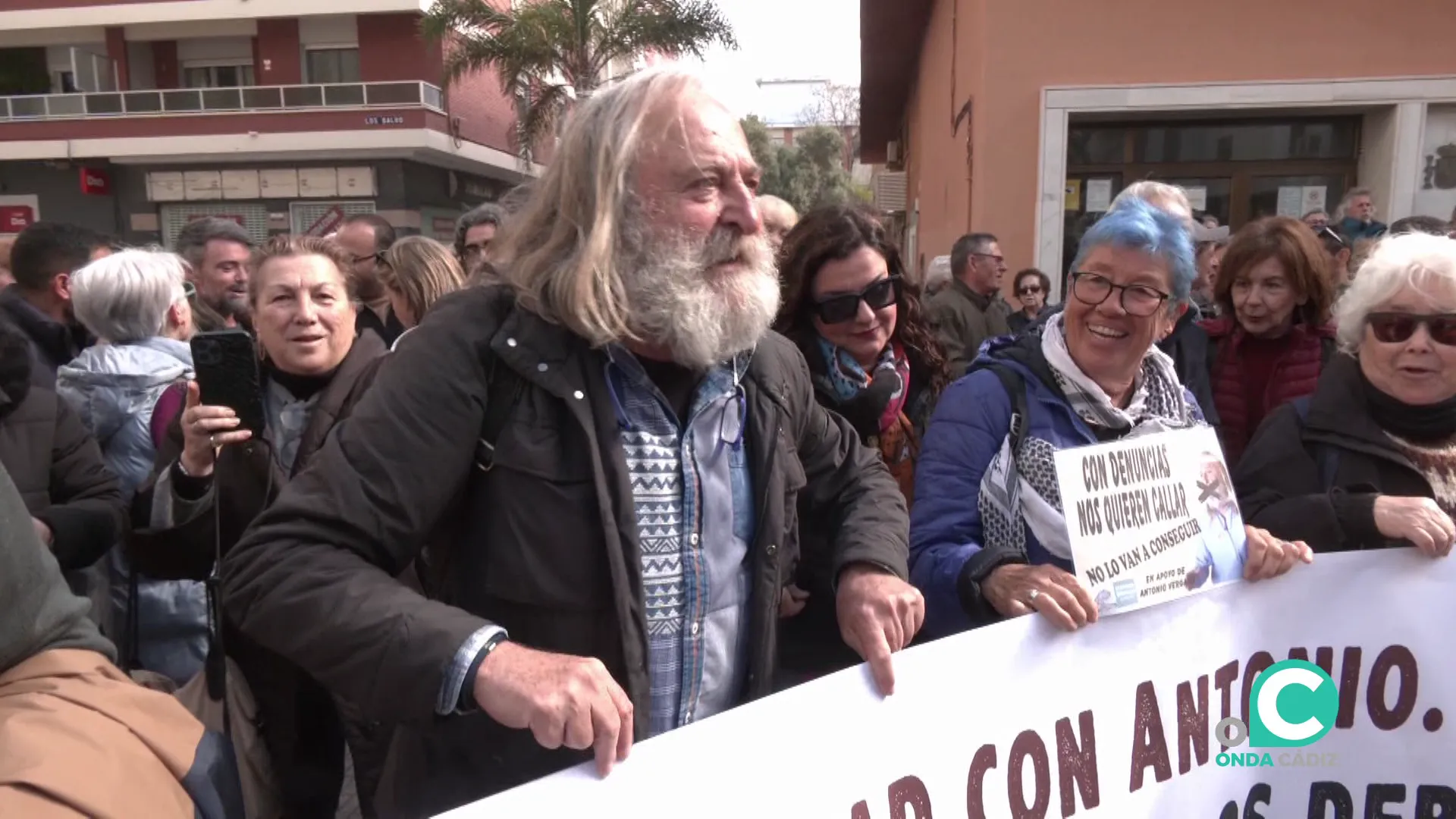 El activista junto a una de las movilizaciones en una imagen de archivo El activista junto a una de las movilizaciones en una imagen de archivo