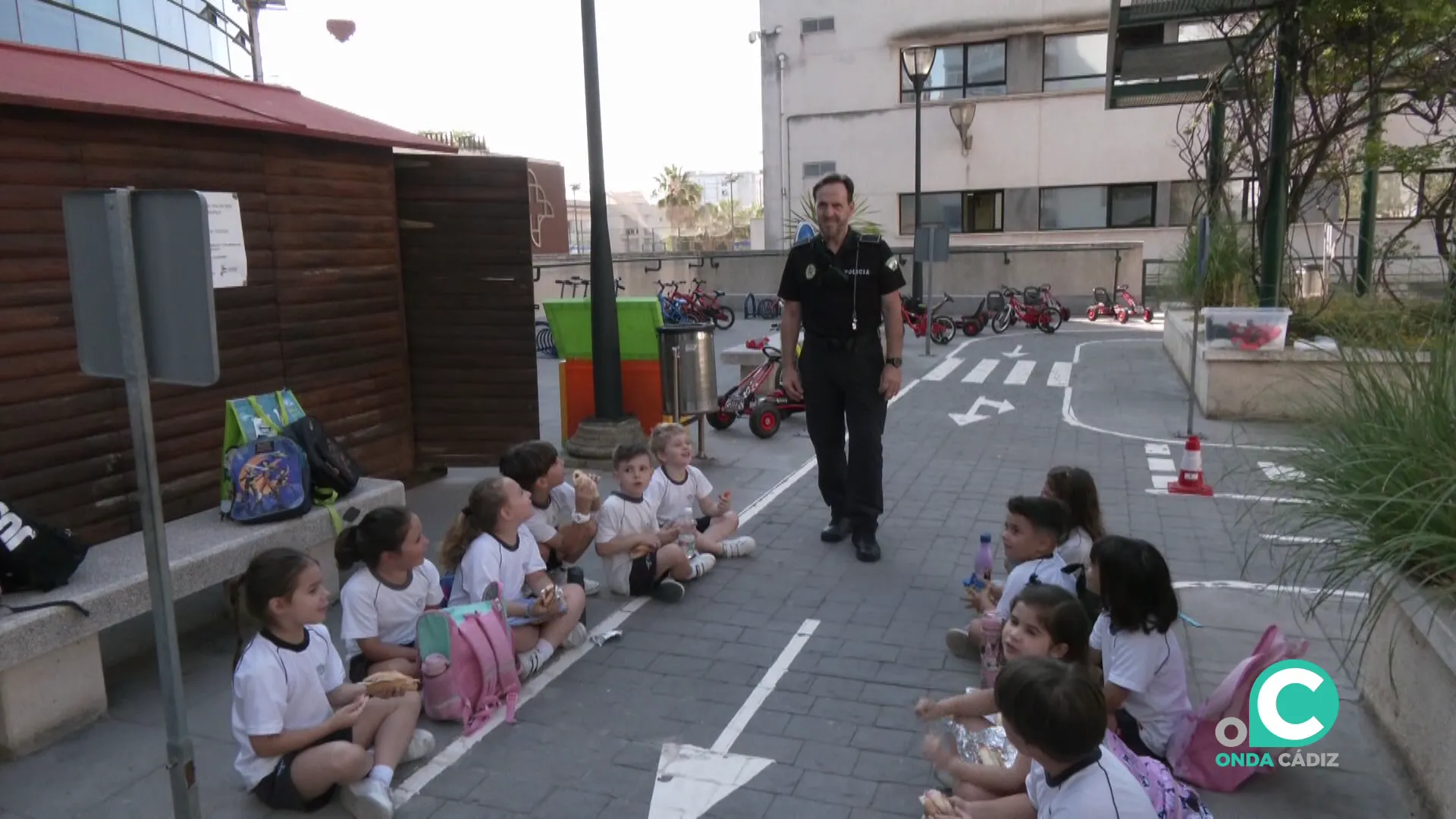Sainz aconseja a los pequeños alumnos esta mañana antes de su adios Sainz aconseja a los pequeños alumnos esta mañana antes de su adios