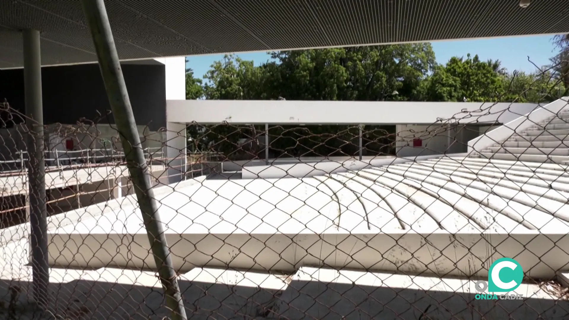 Imagen del valllado que protege actualmente el graderio del auditorio Imagen del valllado que protege actualmente el graderio del auditorio