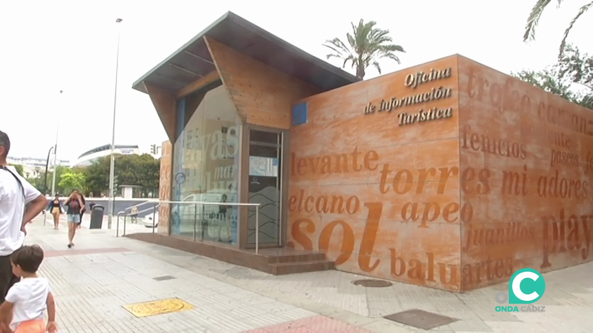 Oficina de Turismo a la entrada de la capital gaditana Oficina de Turismo a la entrada de la capital gaditana