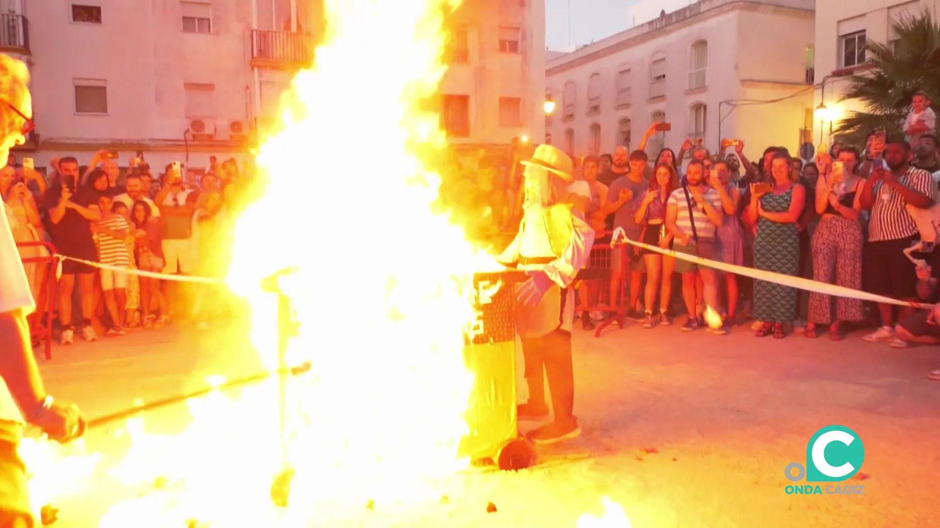 Las tradicionales hogueras asociadas con el solsticio volverán a ser protagonistas en la capital gaditana Las tradicionales hogueras asociadas con el solsticio volverán a ser protagonistas en la capital gaditana