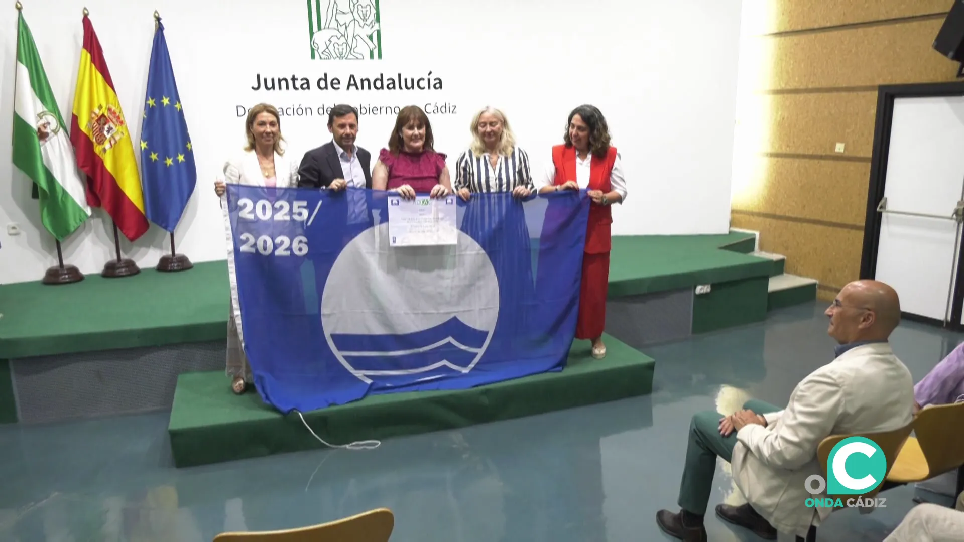 Un momento del acto de la otorgación de la enseña acreditativa 