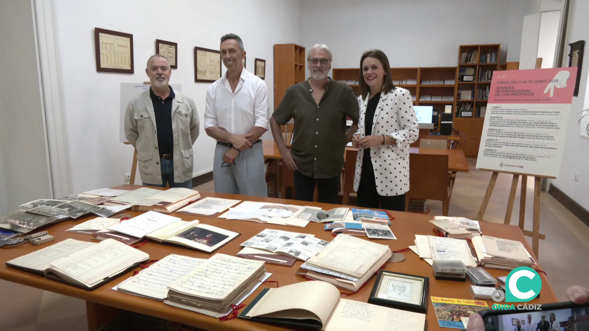 Autoridades y familiares con los fondos cedidos del universal lírico de la fiesta Autoridades y familiares con los fondos cedidos del universal lírico de la fiesta