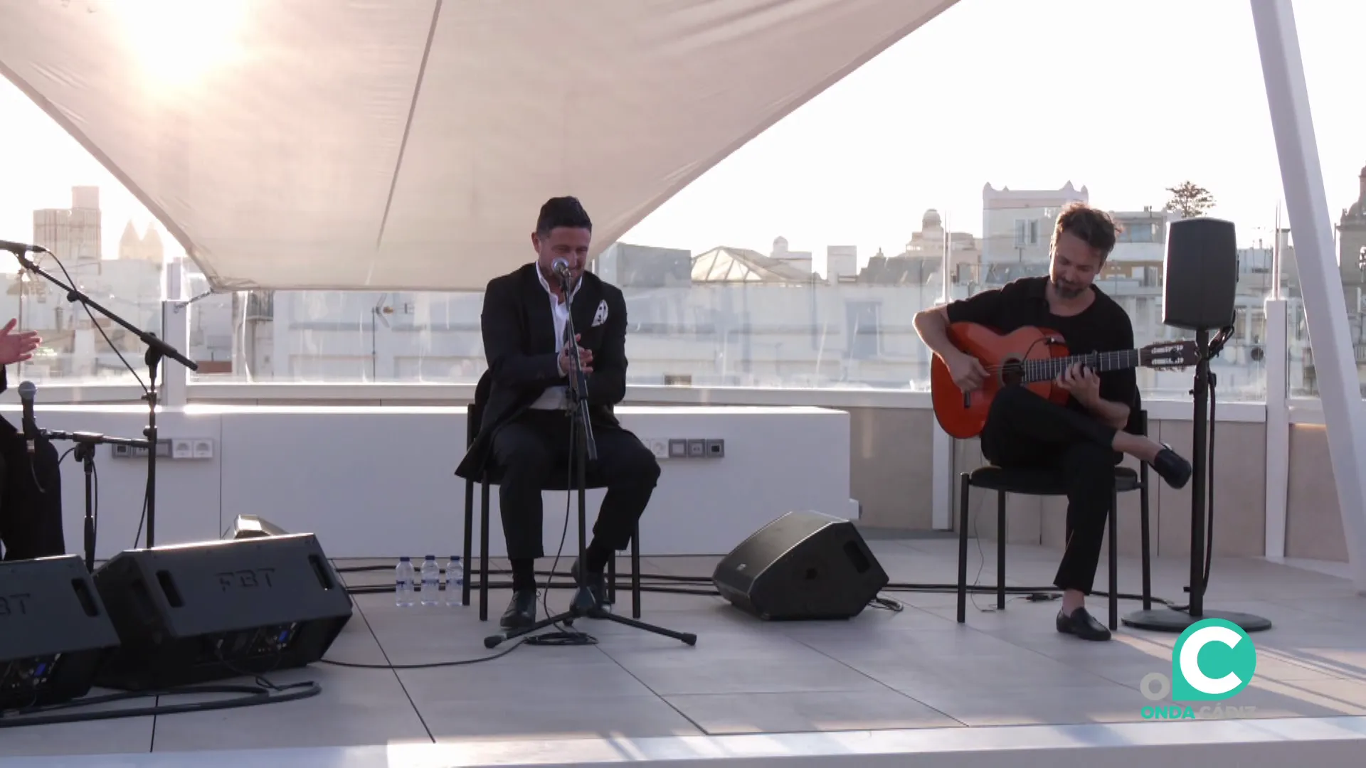 El cantaor gaditano en un momento de la actuación que abrió el ciclo cultural El cantaor gaditano en un momento de la actuación que abrió el ciclo cultural