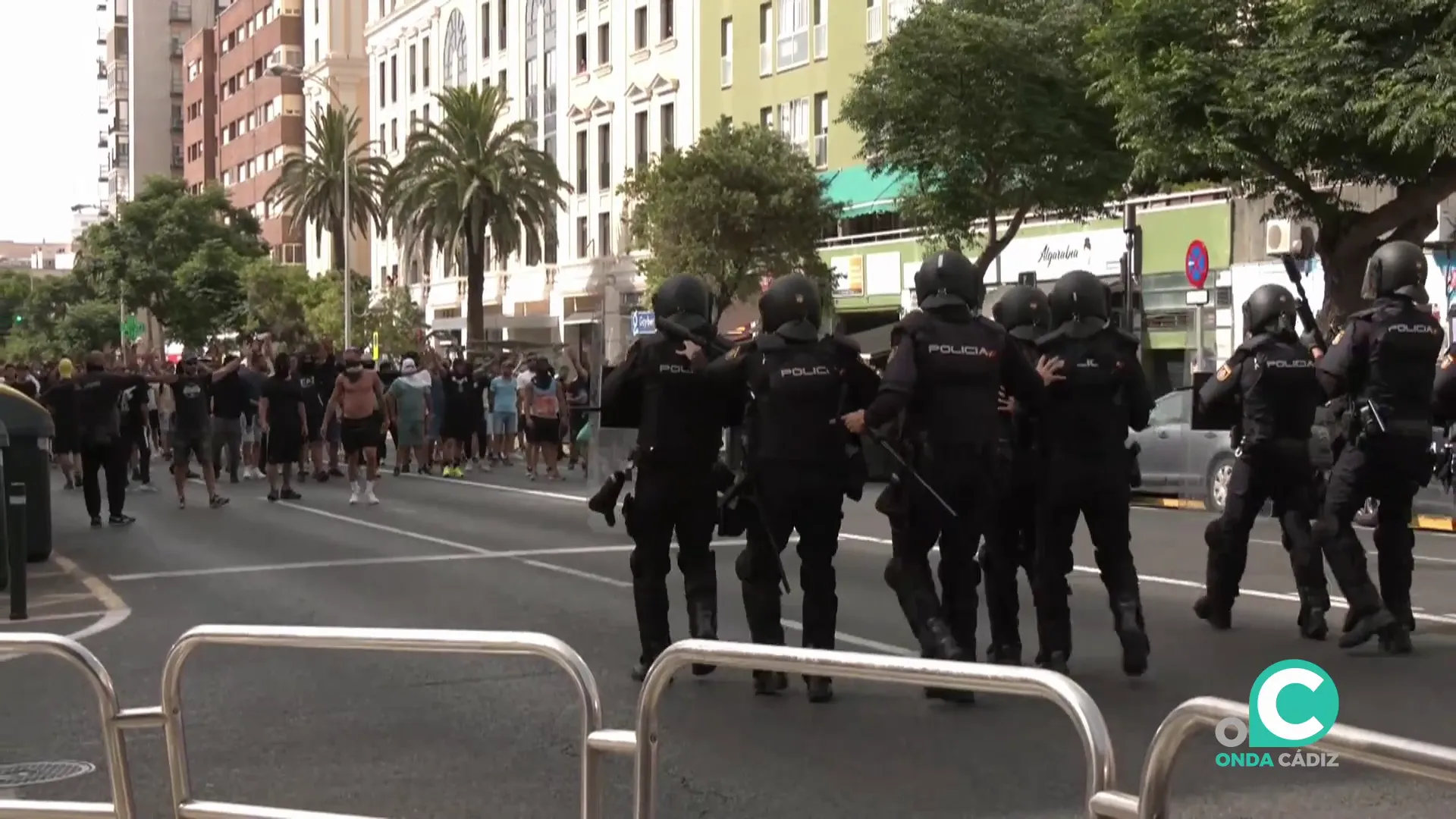 Agentes antidisturbios en una de las actuaciones de este lunes en la capital gaditana Agentes antidisturbios en una de las actuaciones de este lunes en la capital gaditana