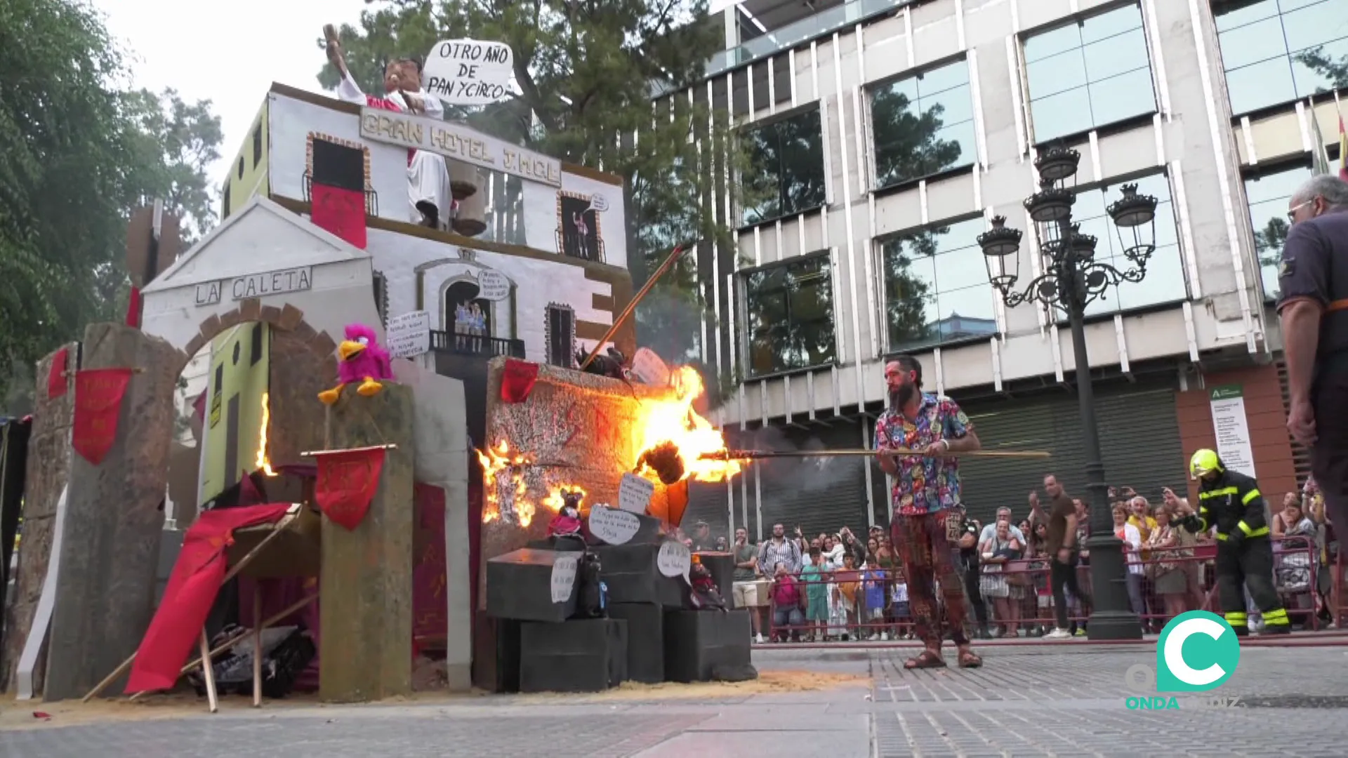 Momento del encendido de la creación ganadora de este 2025 en la plaza de España Momento del encendido de la creación ganadora de este 2025 en la plaza de España