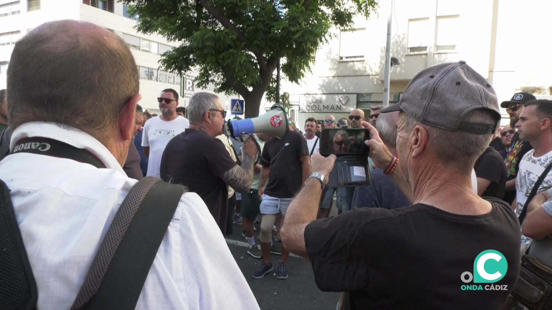 Un dirigente sindical se dirige a los concentrados frente al Puerta del Mar Un dirigente sindical se dirige a los concentrados frente al Puerta del Mar