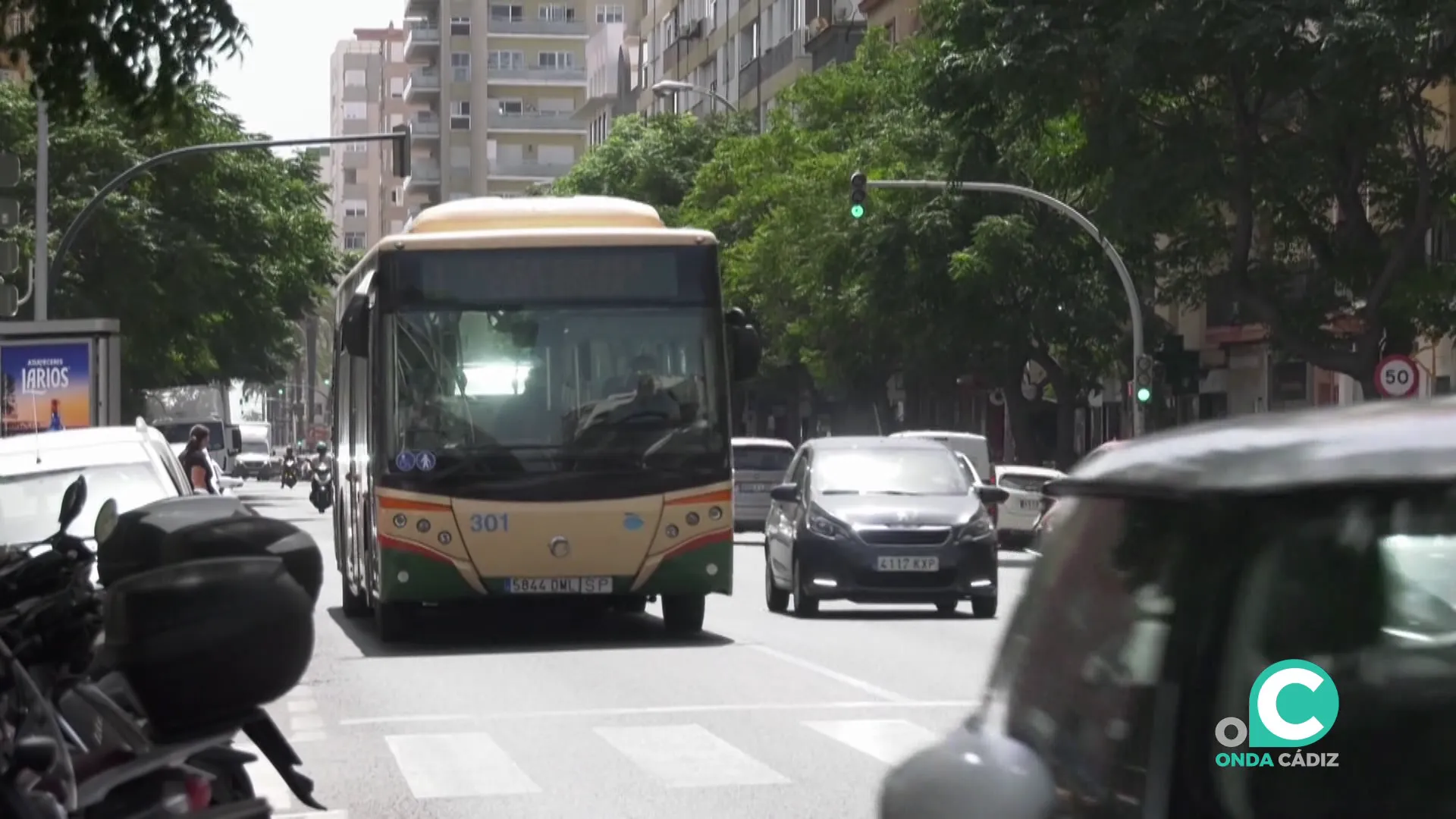 Vehículo de trasnporte urbano durante su servicio por la capital gadiana en una imagen de archivo Vehículo de trasnporte urbano durante su servicio por la capital gadiana en una imagen de archivo