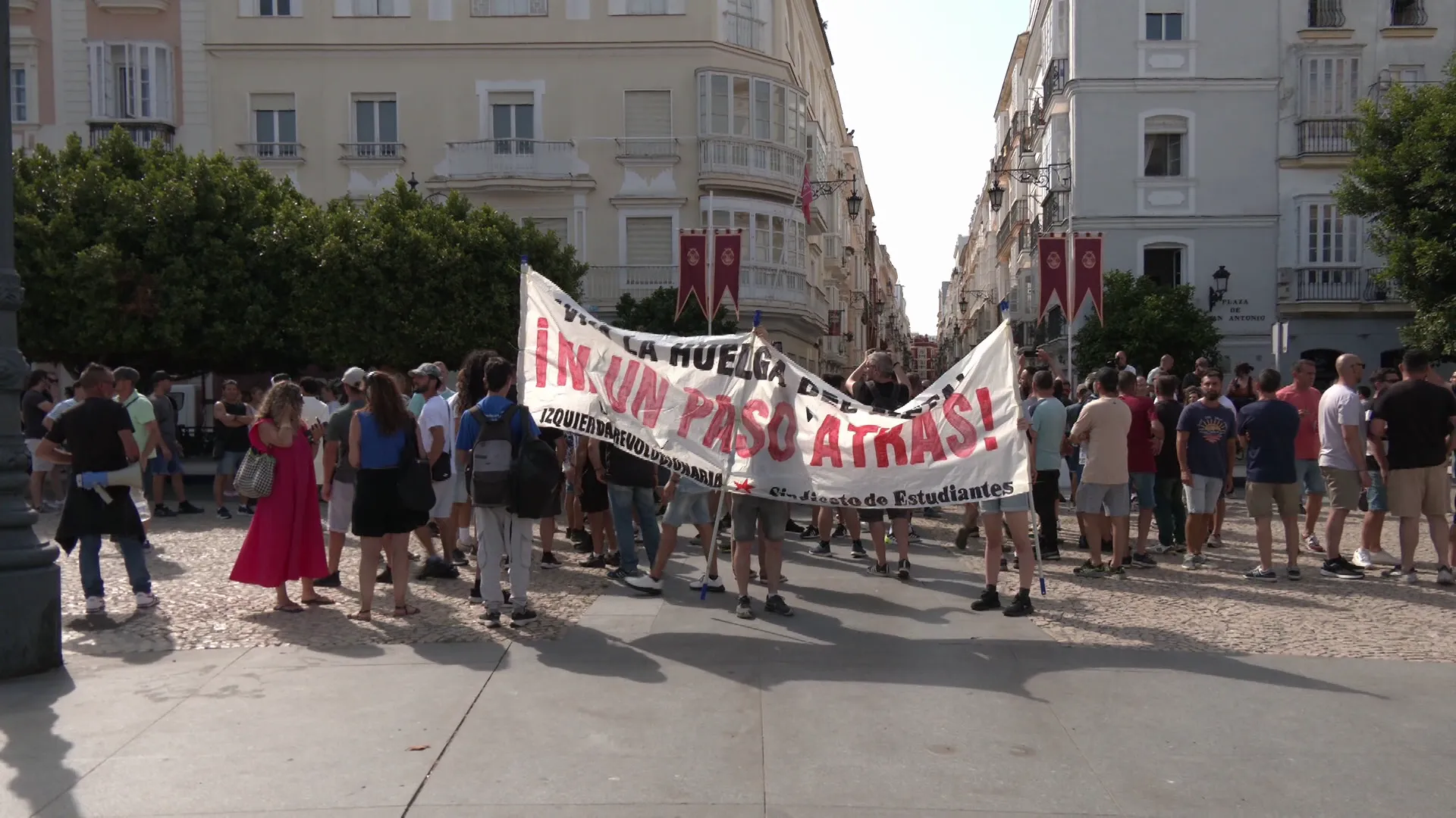 Cabecera de la manifestación este viernes en la capital gaditana