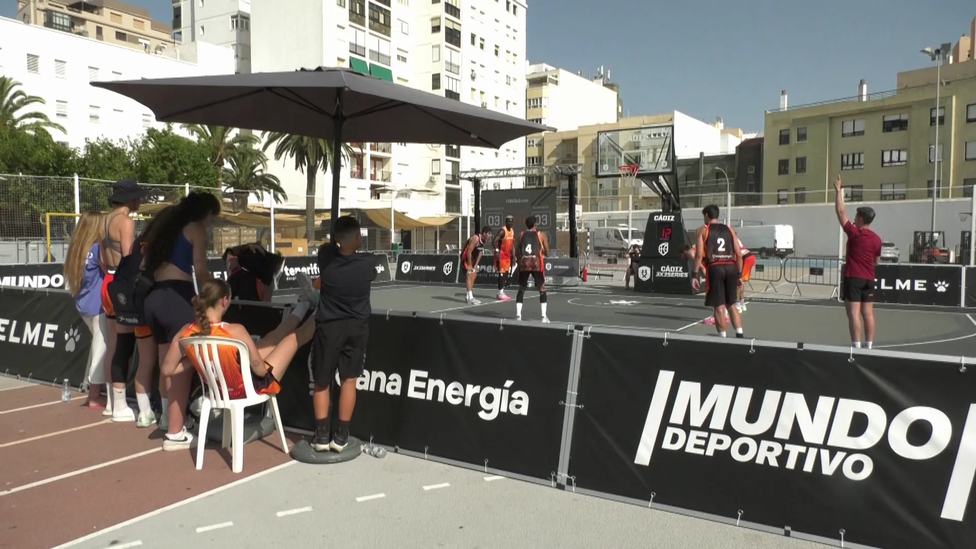 Pese al calor el espectáculo deporte de la canasta brilló en la pista marianista Pese al calor el espectáculo deporte de la canasta brilló en la pista marianista