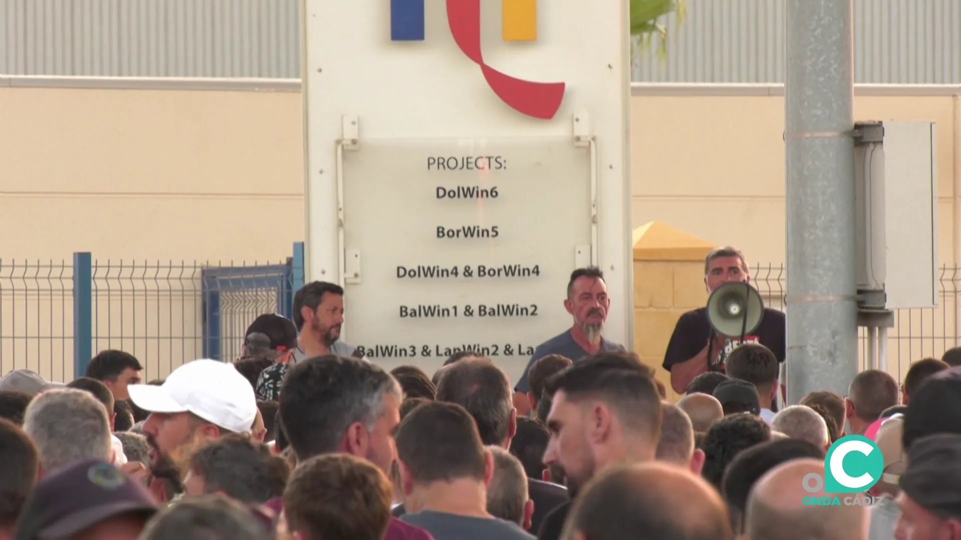 Dirigentes sindicales ante los trabajadores durante este lunes Dirigentes sindicales ante los trabajadores durante este lunes
