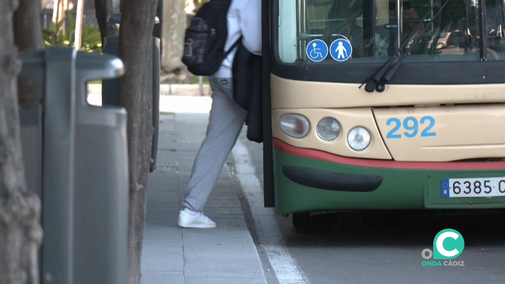 Usuario accede a un vehículo del servicio de transporte en una parada de la captal gaditana Usuario accede a un vehículo del servicio de transporte en una parada de la captal gaditana