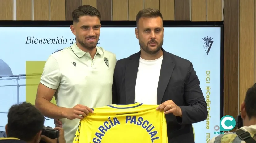 Alvaro García Pascual posa junto al Director Deportivo cadista, Juan Cala Alvaro García Pascual posa junto al Director Deportivo cadista, Juan Cala