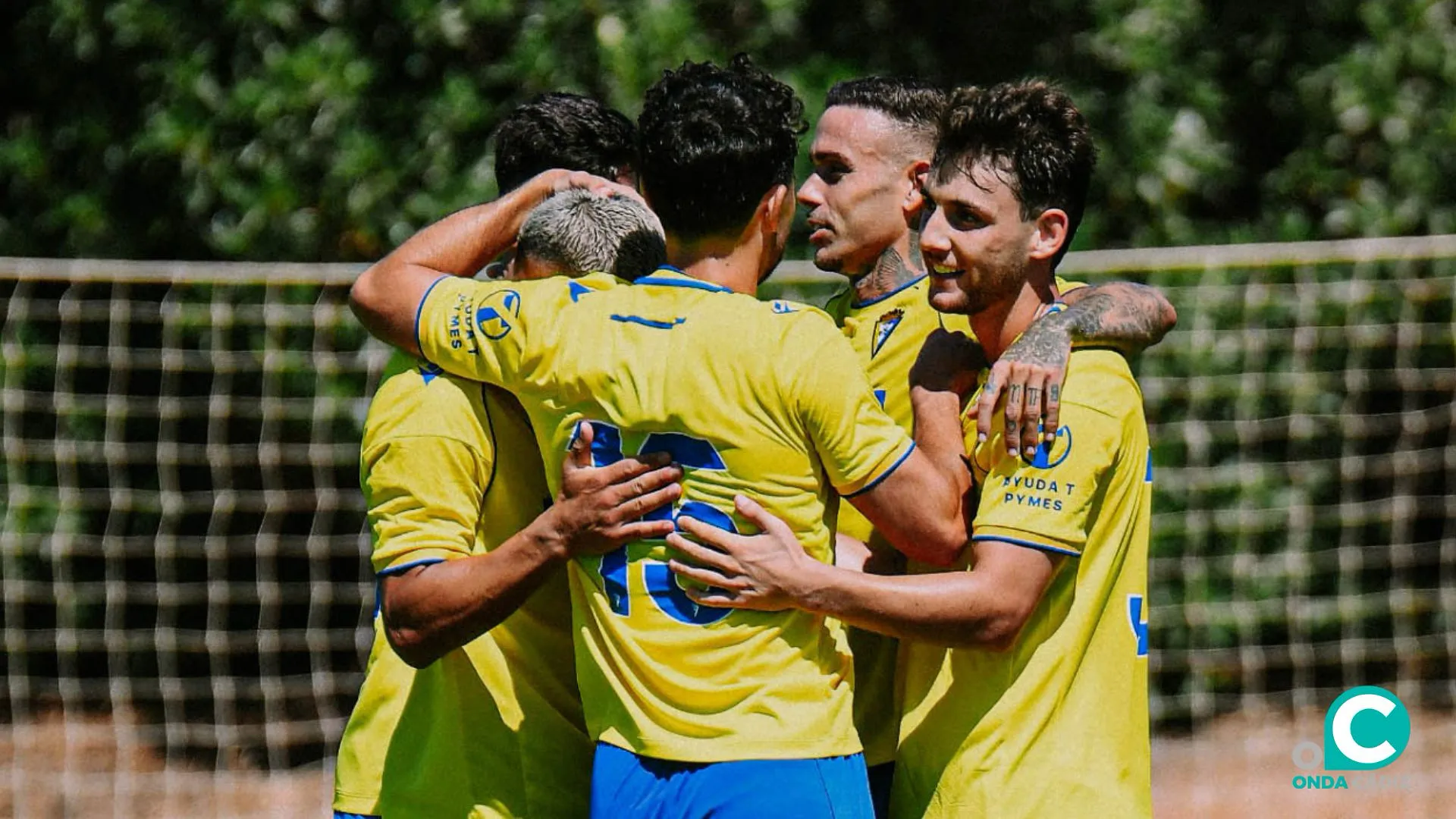 Los jugadores celebran el gol de Roger Martí (Foto: Cádiz CF) Los jugadores celebran el gol de Roger Martí (Foto: Cádiz CF)