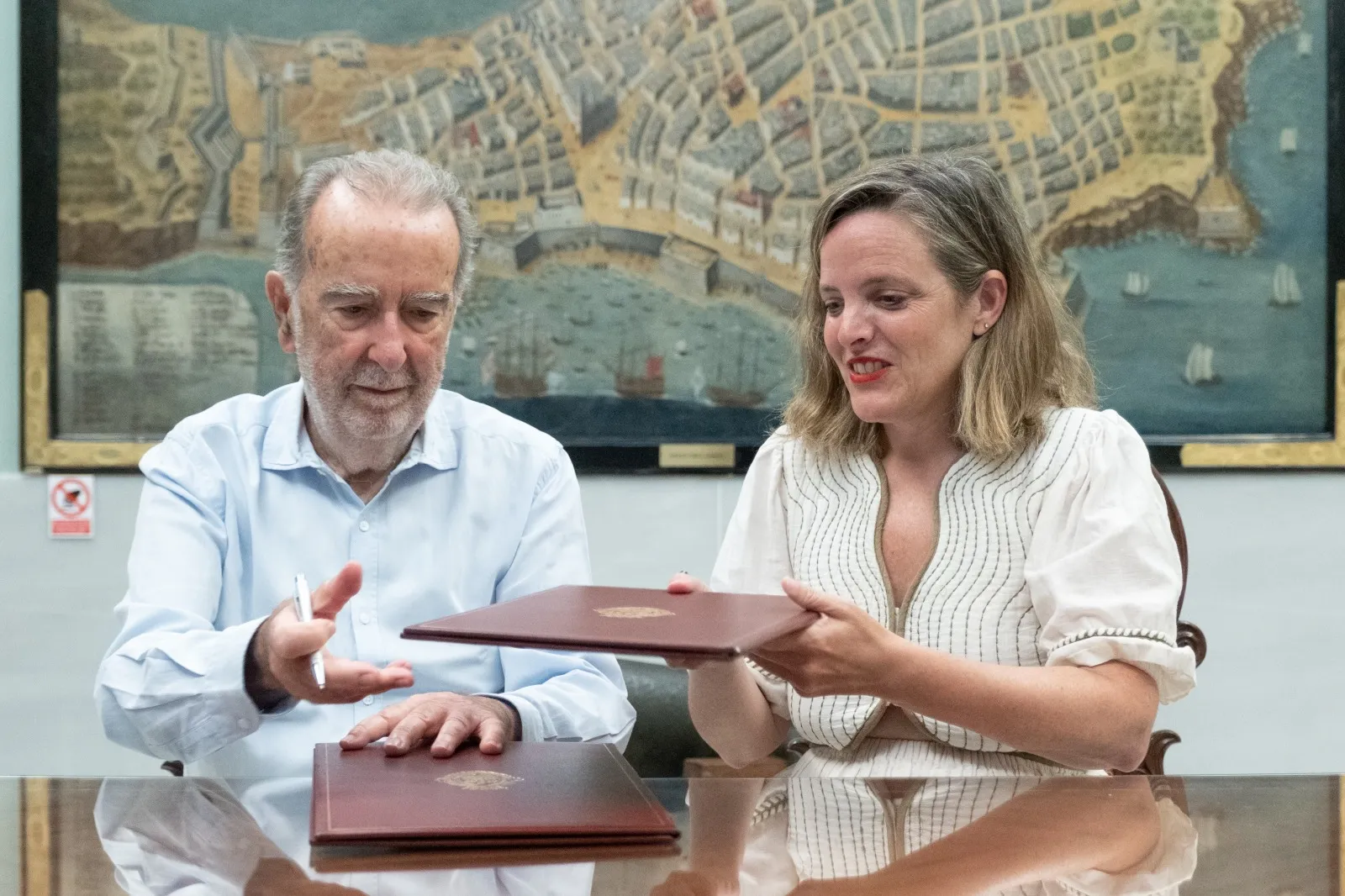 La teniente de alcalde de Cultura, Maite González, y el propietario de las obras, Miguel Ángel García-Agulló Fernández, han firmado este lunes el acuerdo. La teniente de alcalde de Cultura, Maite González, y el propietario de las obras, Miguel Ángel García-Agulló Fernández, han firmado este lunes el acuerdo.