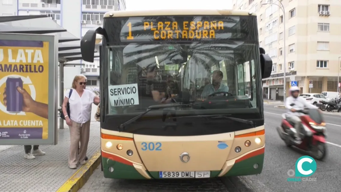 Servicio mínimo del autobús urbano de la línea 1 en la parada del Estadio. IU exige a Bruno García que se ‘ponga las pilas’ y sea parte de la solución en la huelga del autobús urbano.