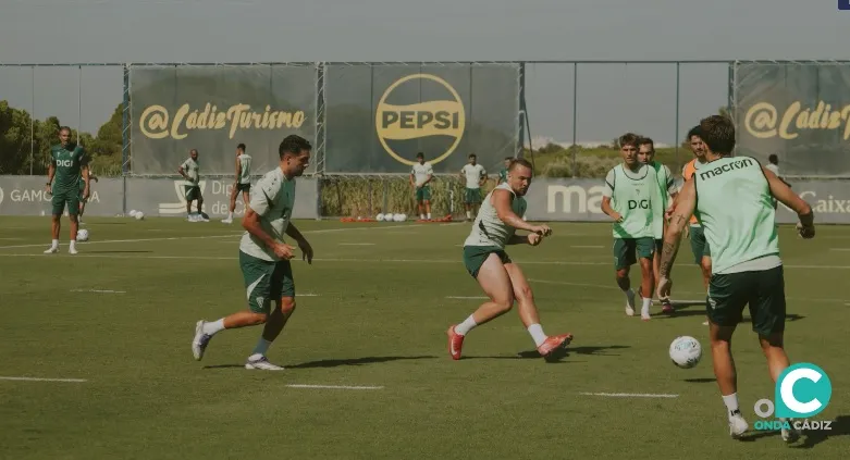 Ontiveros en una tarea del entrenamiento matinal (Foto: Cádiz CF) Ontiveros en una tarea del entrenamiento matinal (Foto: Cádiz CF)