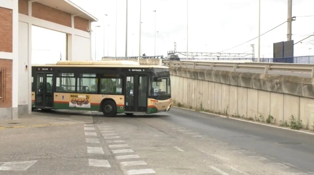 Salida de las cocheras de uno de los autobuses para cumplir con los servicios mínimos. Los trabajadores del transporte urbano agradecen la comprensión de los usuarios en el tercer día de huelga.