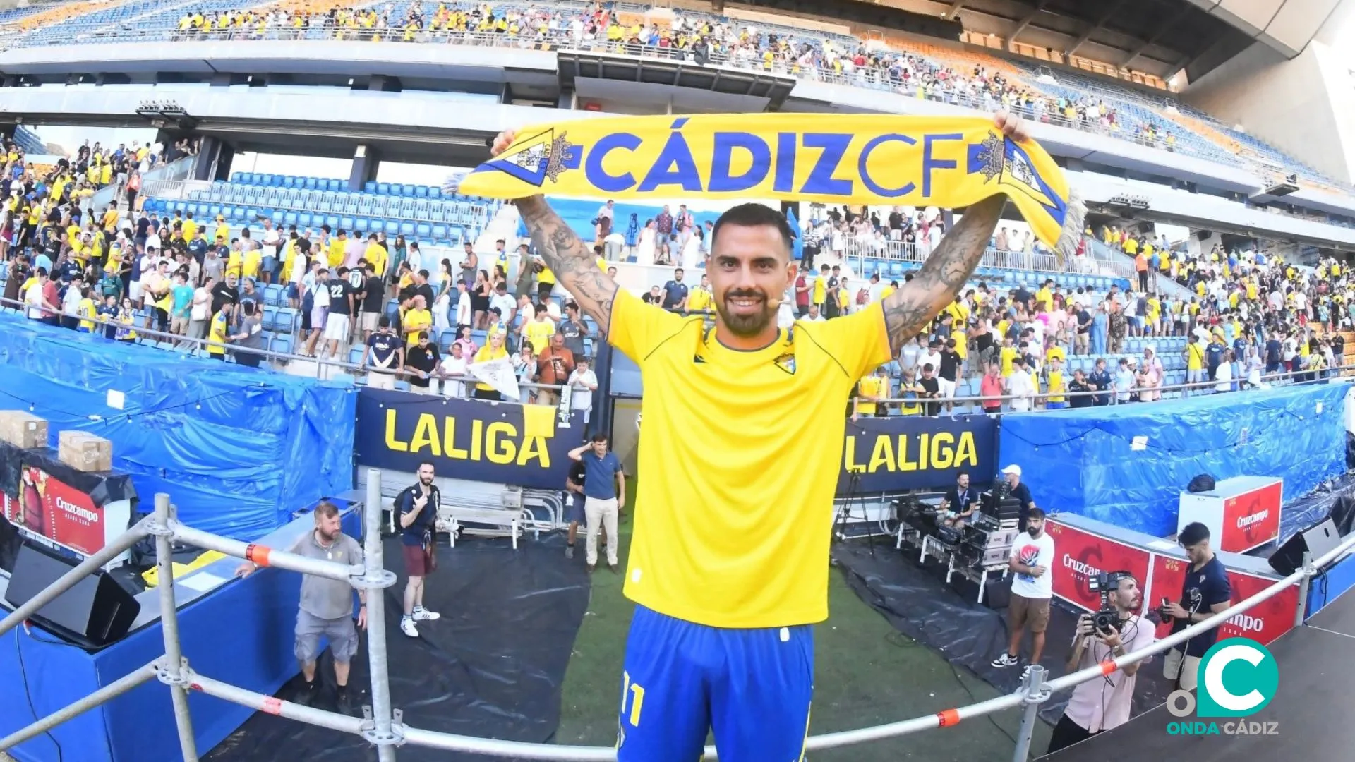 Suso posa con los aficionados que se dieron cita en el estado (Foto: Cádiz CF) Suso posa con los aficionados que se dieron cita en el estado (Foto: Cádiz CF)