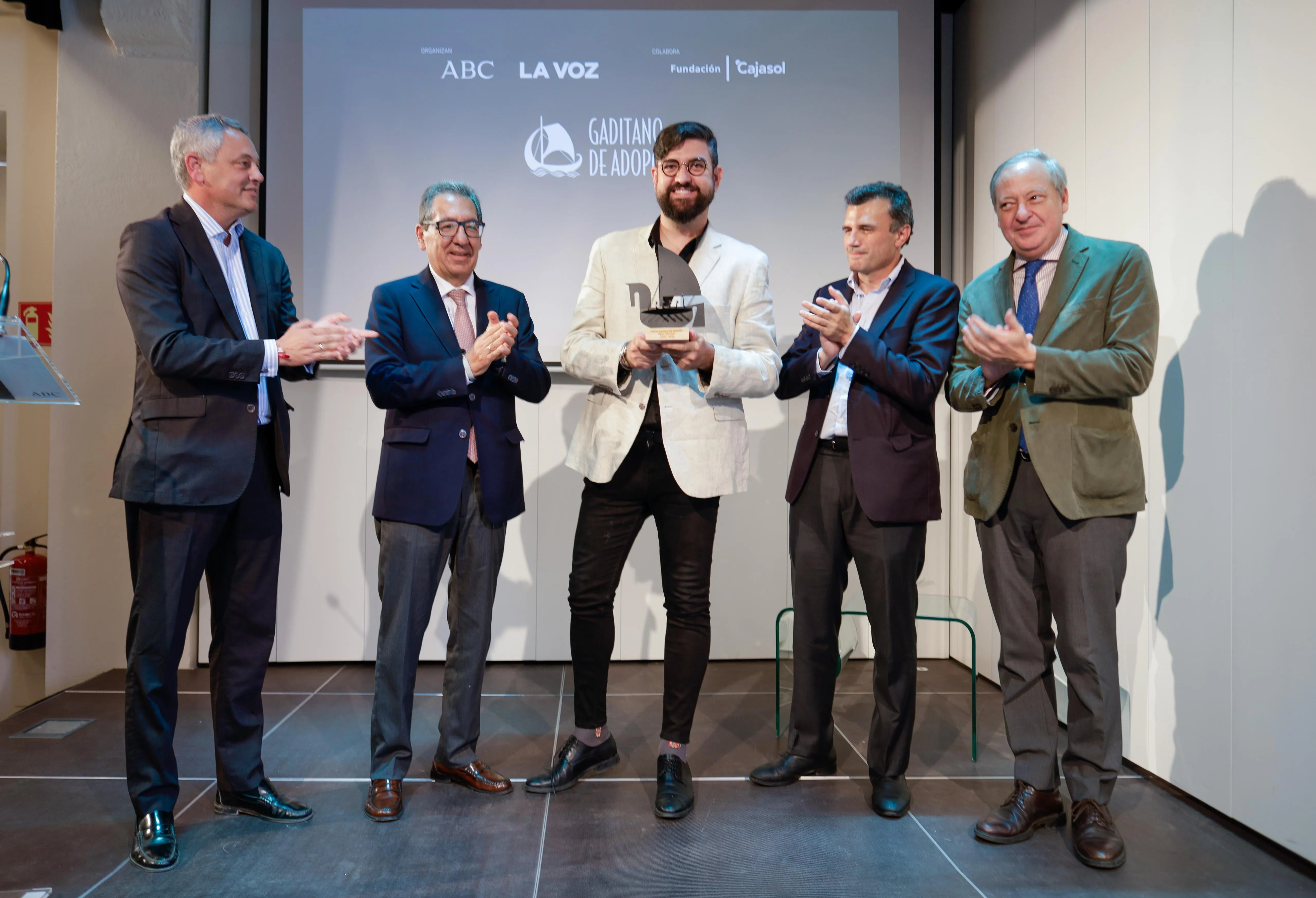 Manu Sánchez recoge el III Premio Gaditano de Adopción en la sede de la Fundación Cajasol de Cádiz. Manu Sánchez recoge el III Premio Gaditano de Adopción en la sede de la Fundación Cajasol de Cádiz.