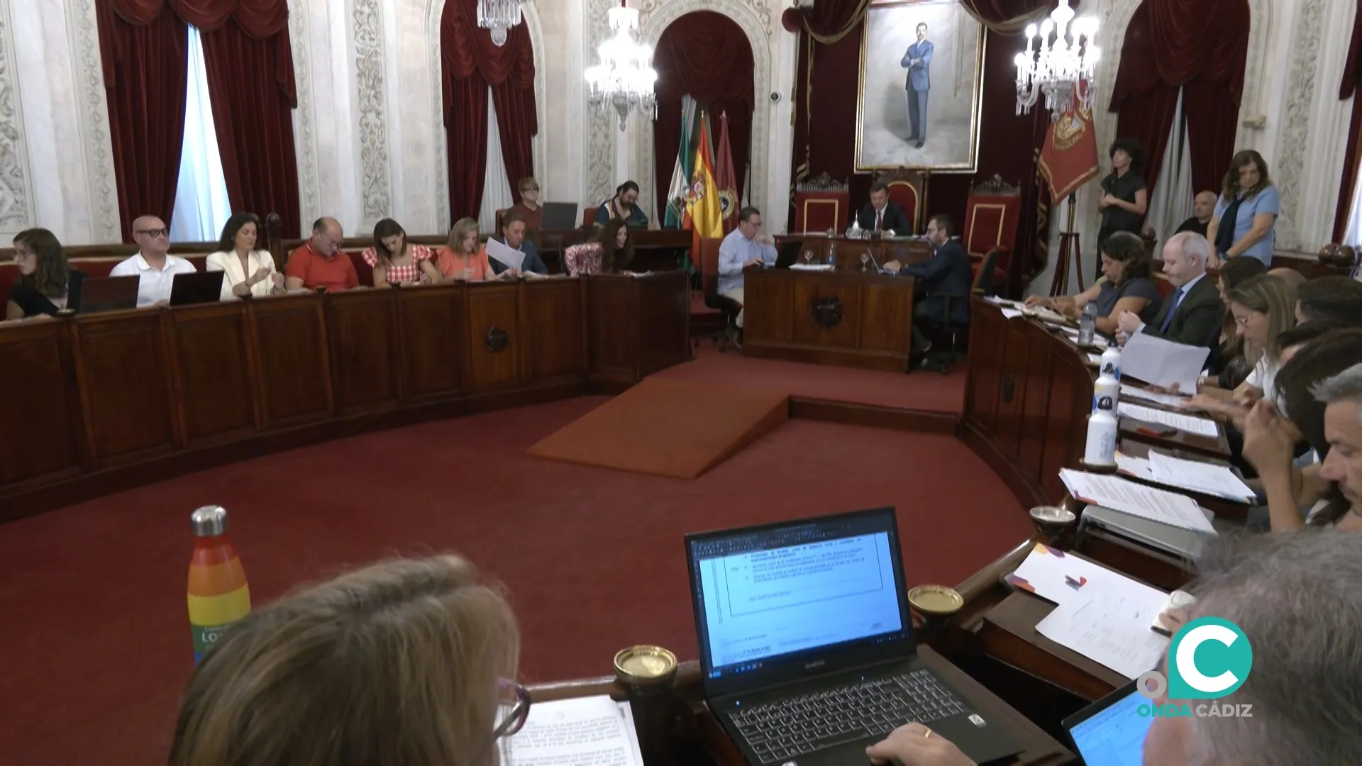 La corporación municipal en una sesión plenaria del Ayuntamiento de Cádiz. La corporación municipal en una sesión plenaria del Ayuntamiento de Cádiz.