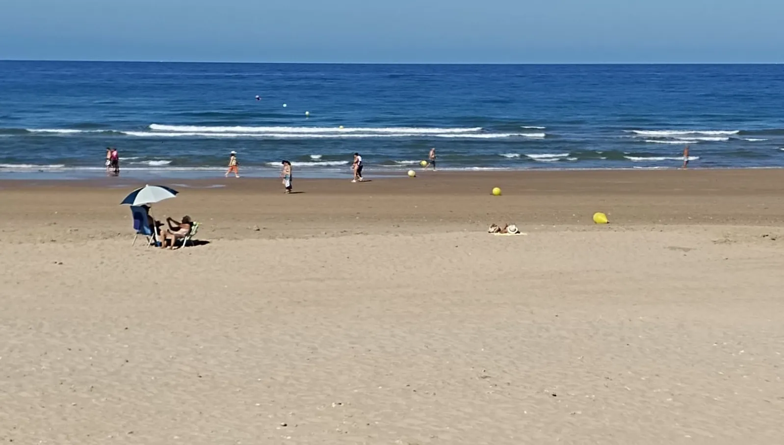 La playa de la Victoria cerca de Cortadura sobre las once de la mañana antes de la llegada de los usuarios en la jornada de este domingo. Vuelve el sol y suben las temperaturas.