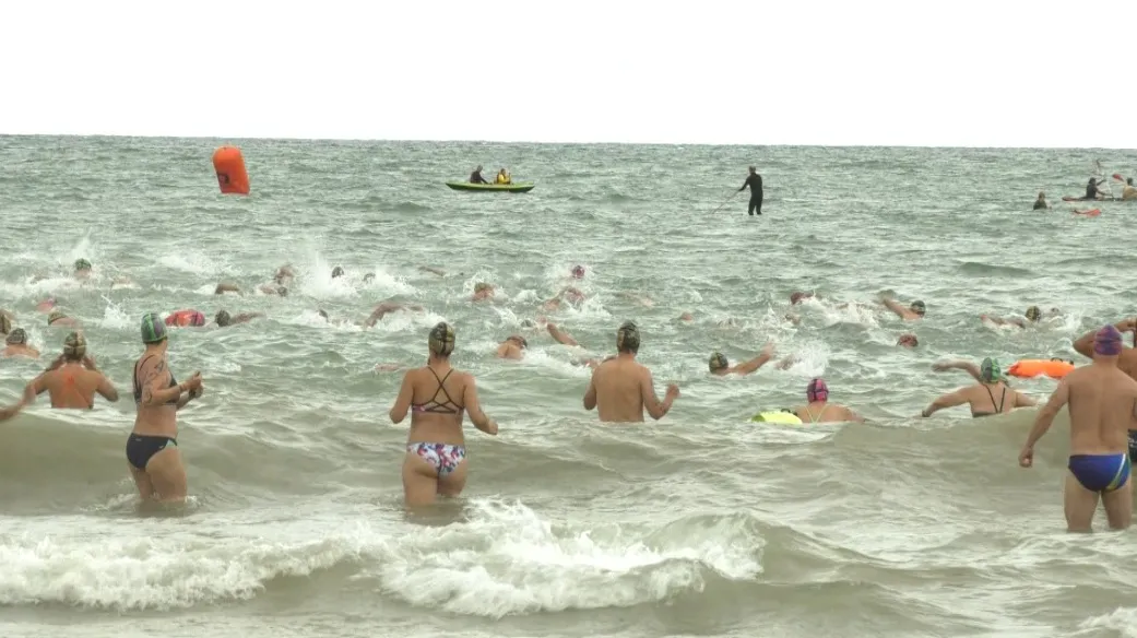 Los nadadores en el momento de la salida en la playa a la altura de la calle Brasil. La natación en aguas abiertas convierte 2.500 metros en solidaridad.