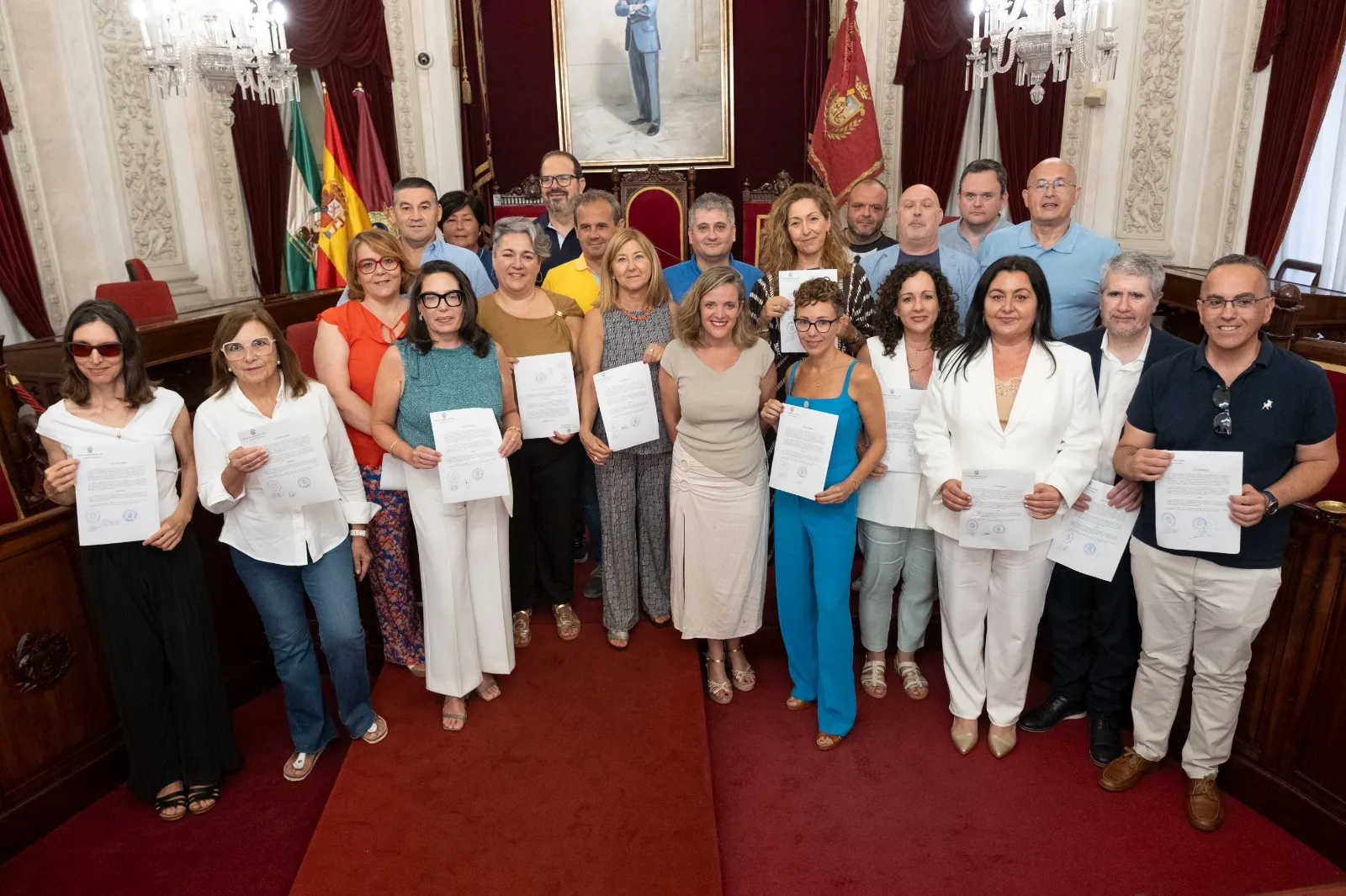 Una foto de familia en el Salón de Plenos del Ayuntamiento Una foto de familia en el Salón de Plenos del Ayuntamiento