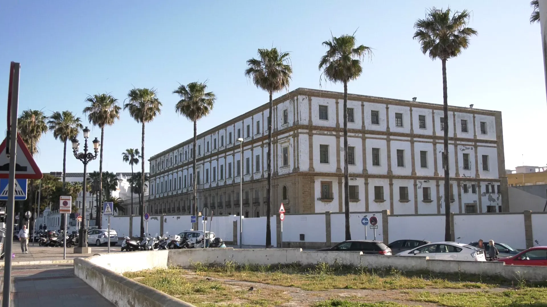Edificio de Valcárcel en la ciudad de Cádiz. Edificio de Valcárcel en la ciudad de Cádiz.