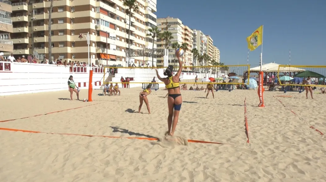 Semifinal femenina cadeta en donde se enfrentaban dos equipos del Club Voleibol Amigos Cádiz. El voley playa andaluz marca terrerno en la Victoria.