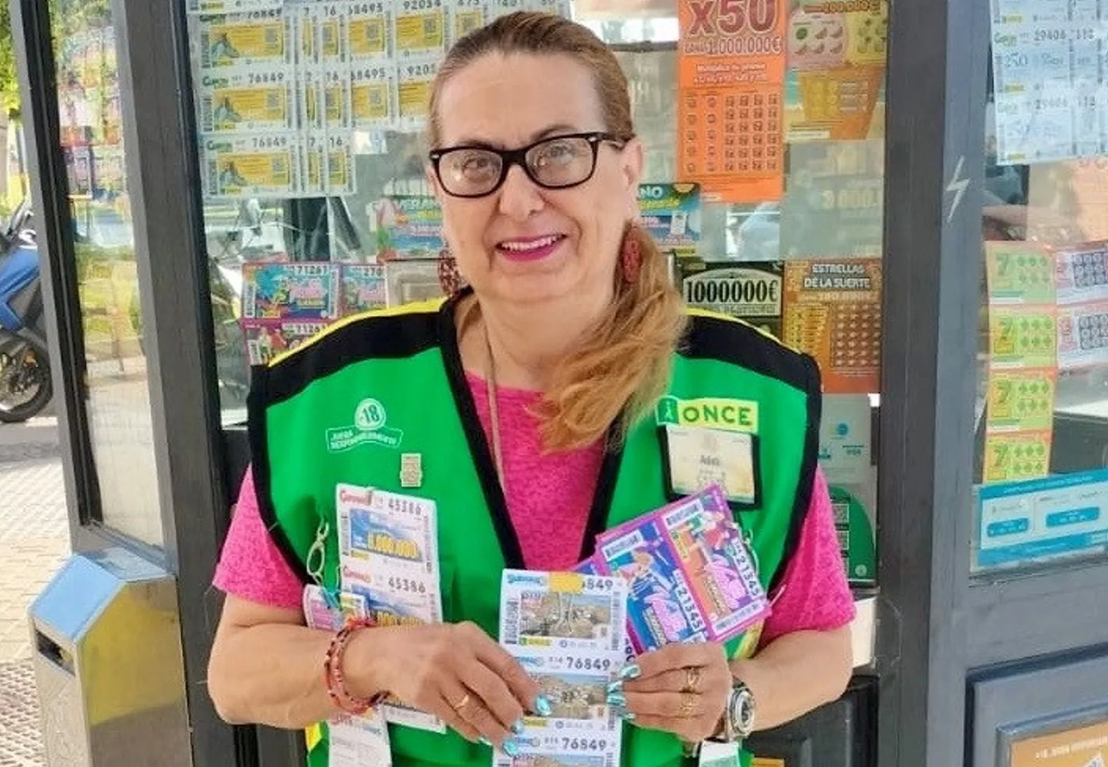 Adela Muñiz, vendedora de la ONCE Adela Muñiz, vendedora de la ONCE