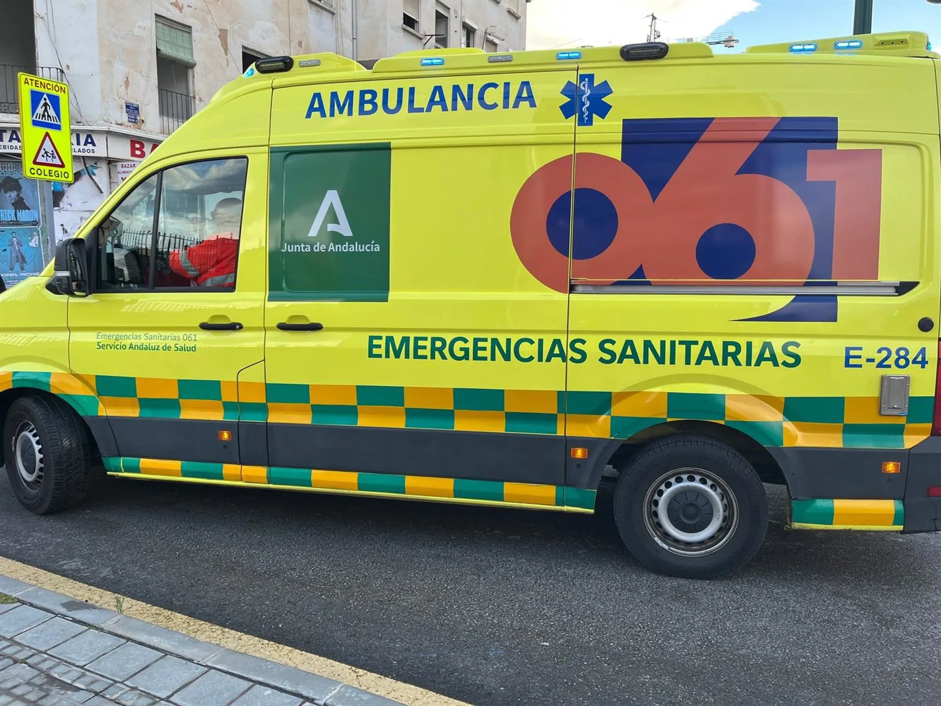 Ambulancia de emergencias sanitarias en una imagen de archivo Ambulancia de emergencias sanitarias en una imagen de archivo