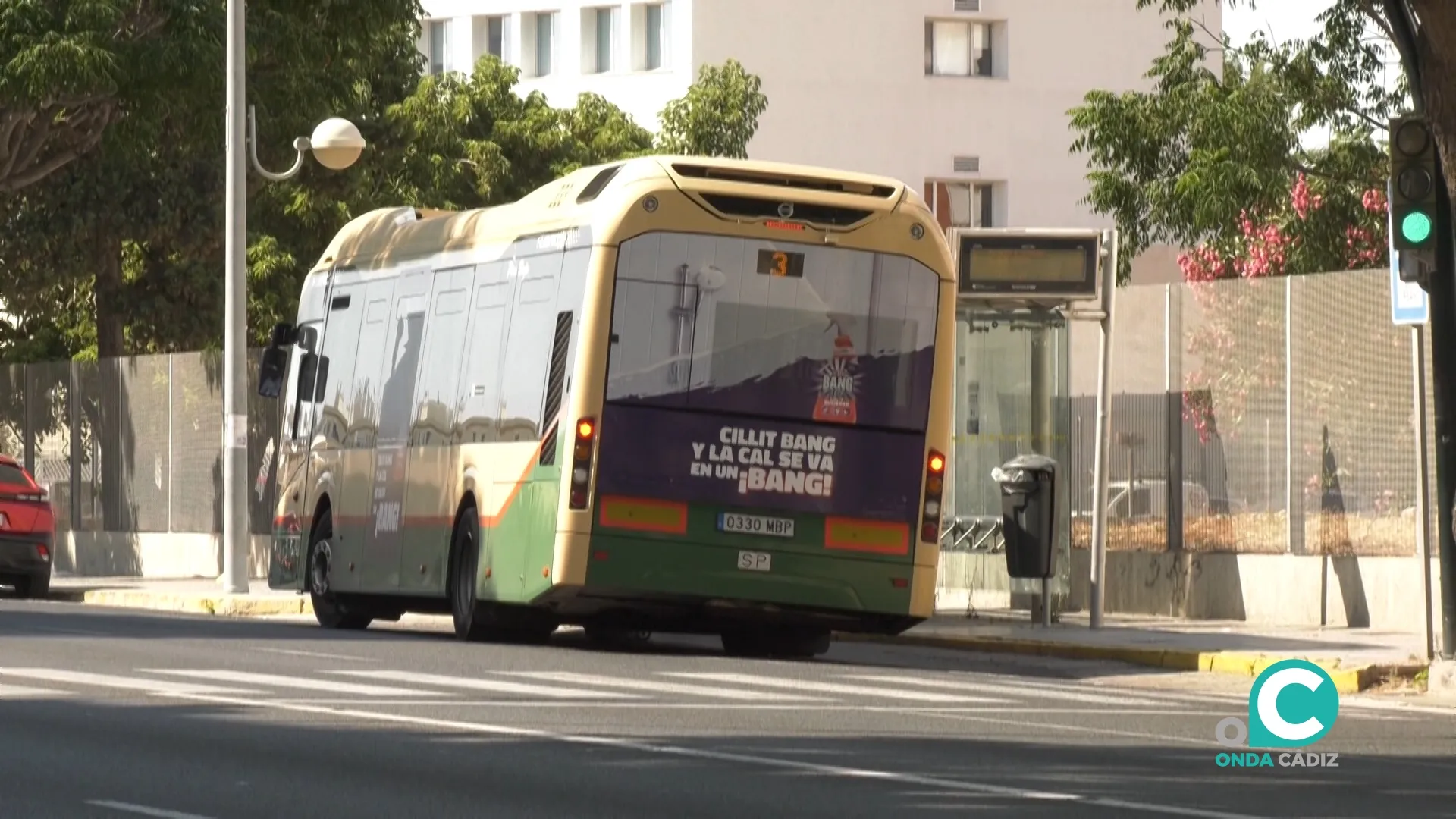 Un autobús urbano se detiene en una de las paradas de la ciudad. Un autobús urbano se detiene en una de las paradas de la ciudad.